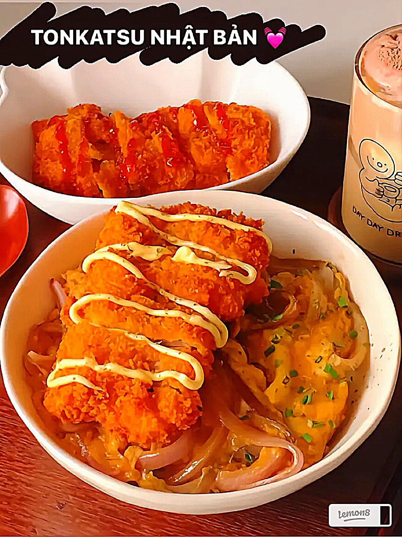 Hướng dẫn làm món Tonkatsu Nhật Bản giòn tan, ăn kèm trứng và hành tây thơm ngon