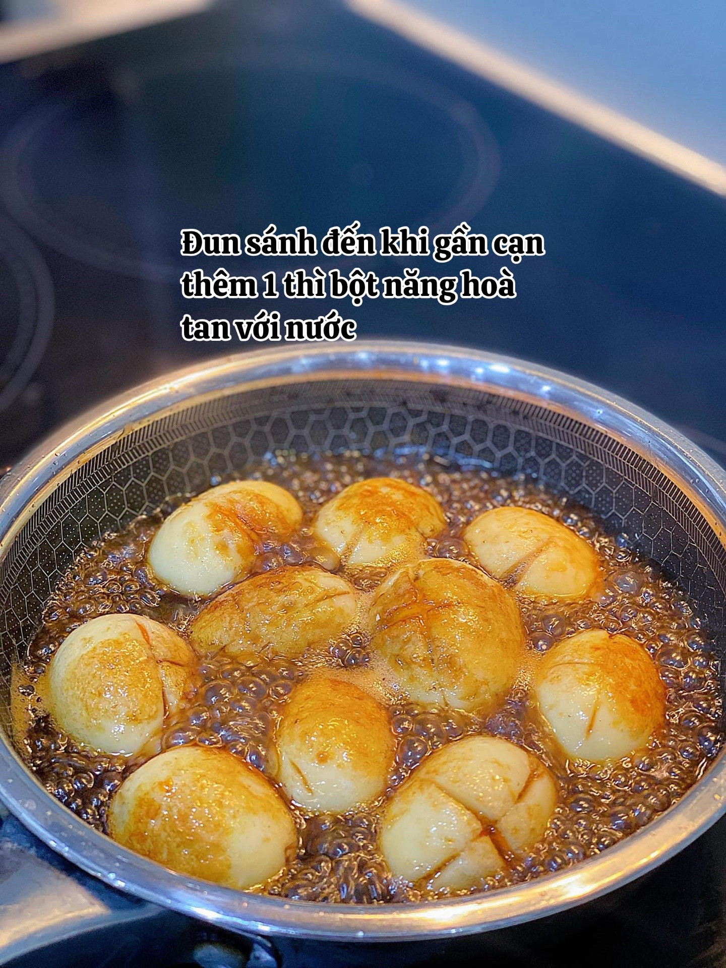 Hướng dẫn làm món Trứng Rim Me chua ngọt, cách chế biến trứng luộc chiên sơ rim nước cốt me