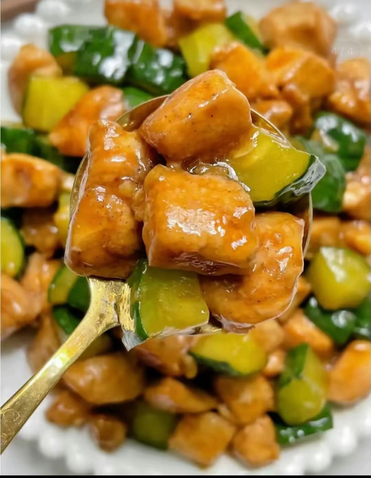 Hướng dẫn làm món ức gà xào dưa leo giòn ngon, đậm đà