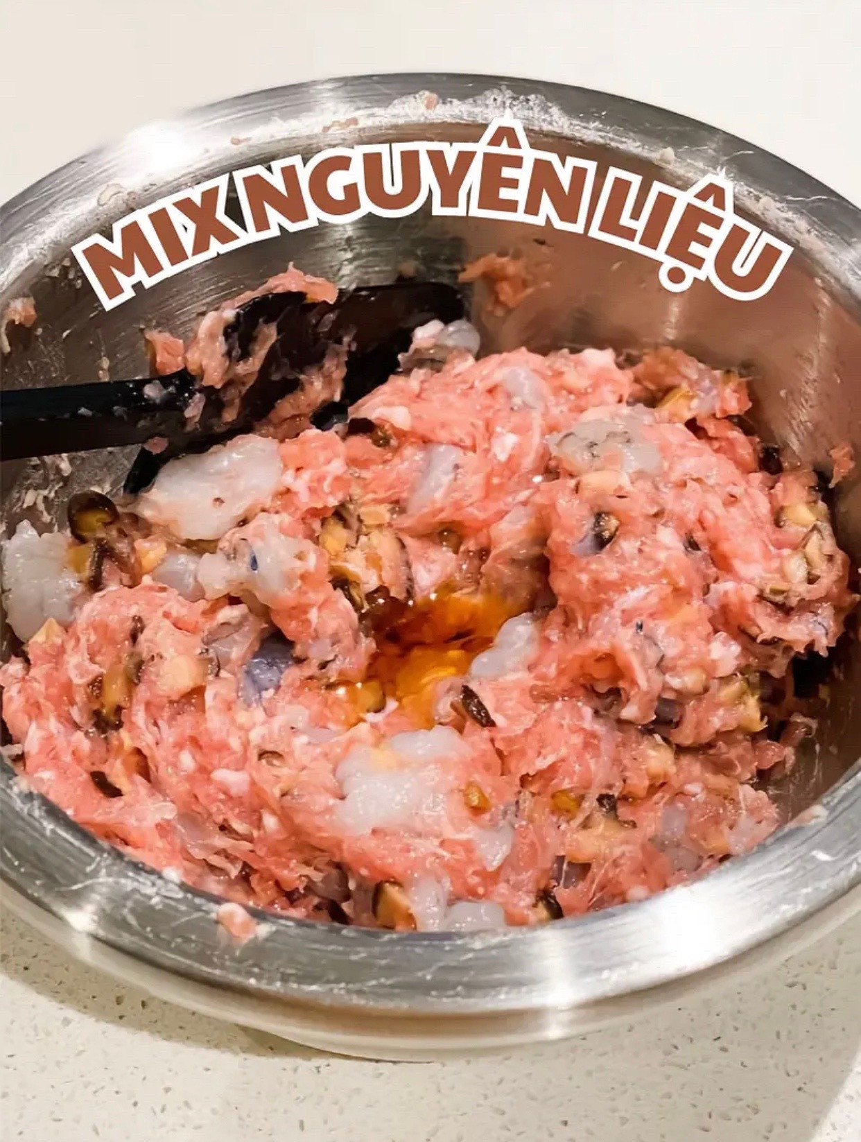 Hướng dẫn làm món xíu mại thịt heo hấp với nhân tôm và trứng cá muối vàng