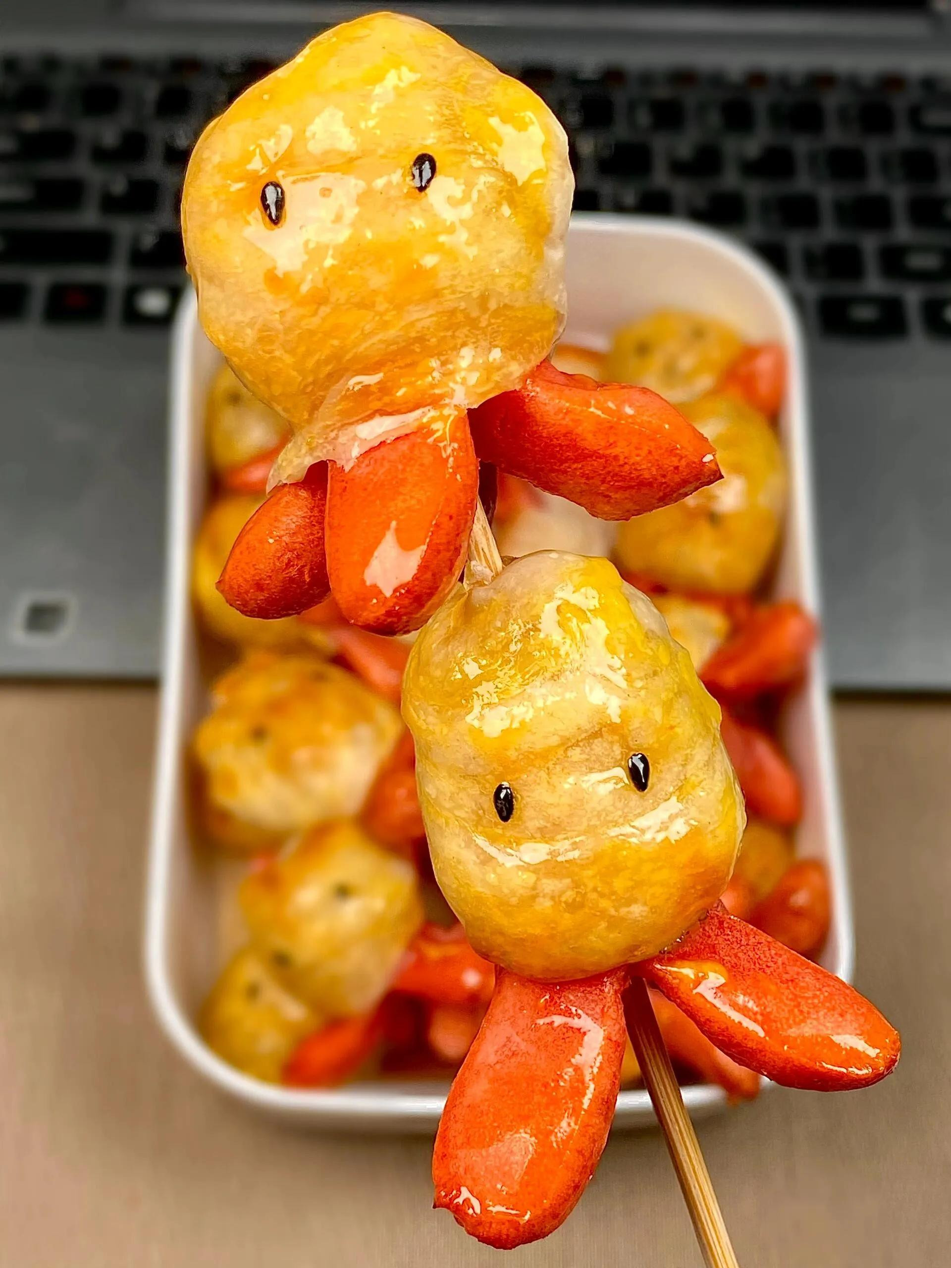 Hướng dẫn làm món xúc xích hình con mực dễ thương, cuốn bánh tráng và nướng giòn thơm