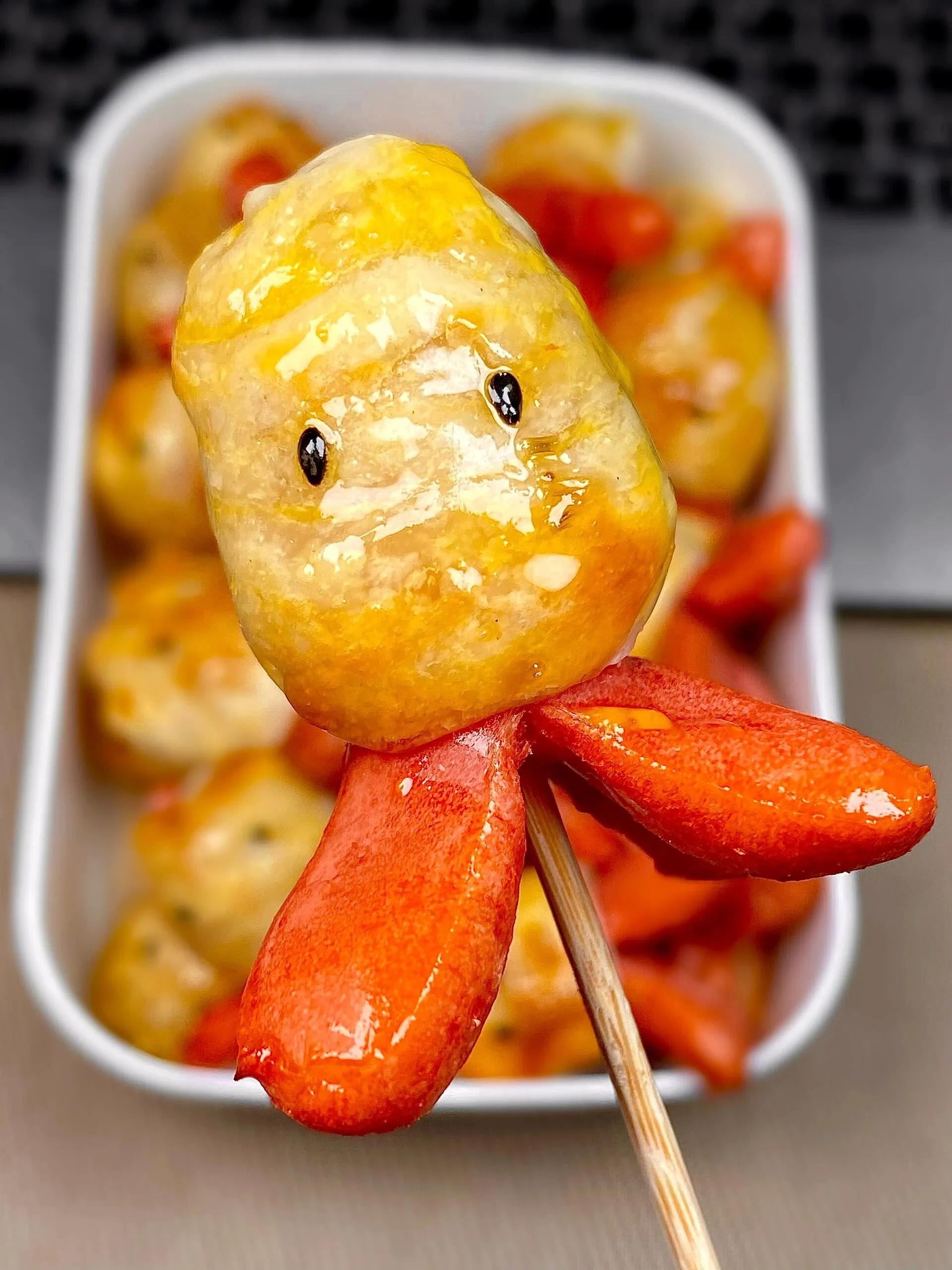 Hướng dẫn làm món xúc xích hình con mực dễ thương, cuốn bánh tráng và nướng giòn thơm