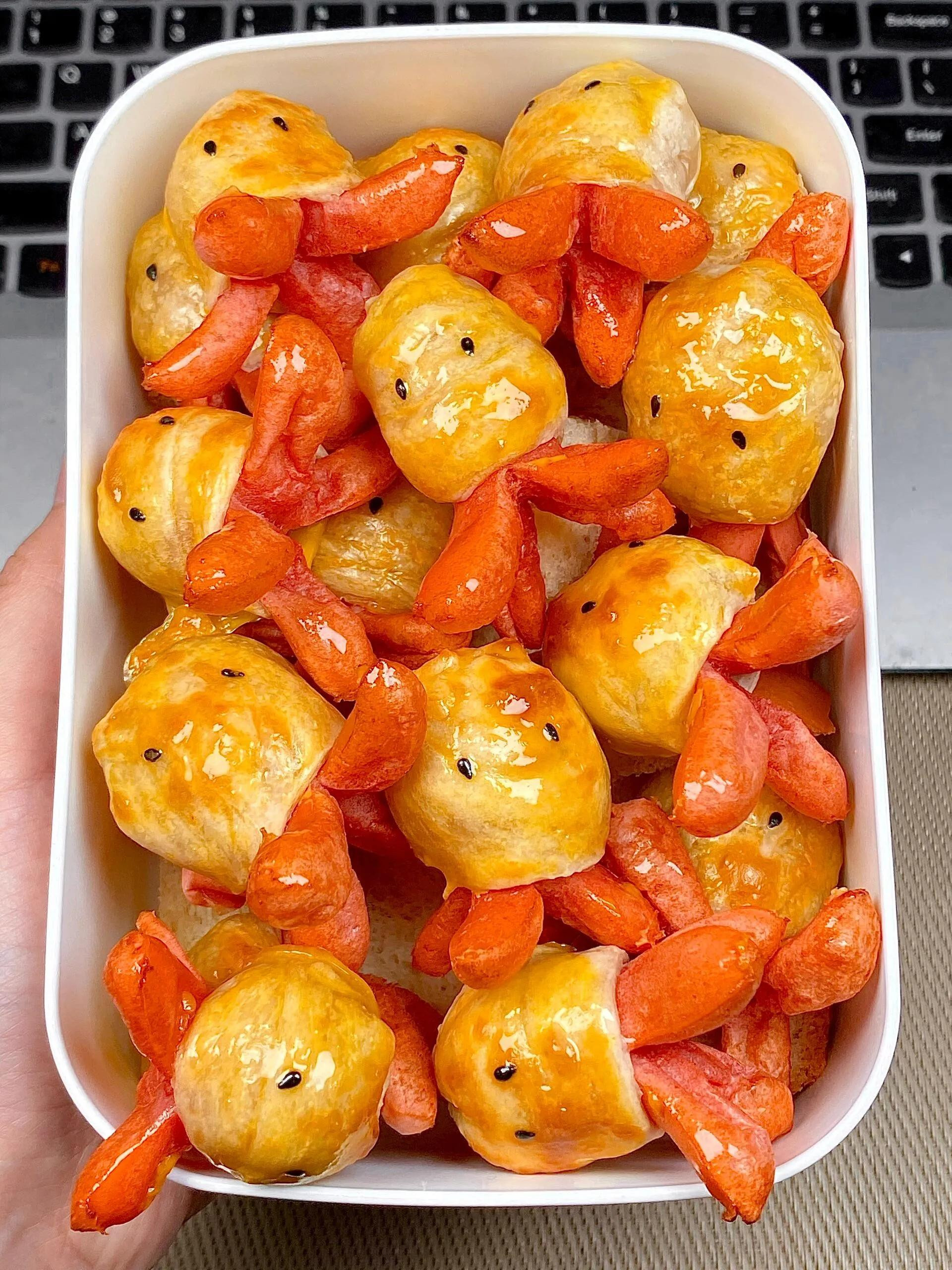 Hướng dẫn làm món xúc xích hình con mực dễ thương, cuốn bánh tráng và nướng giòn thơm