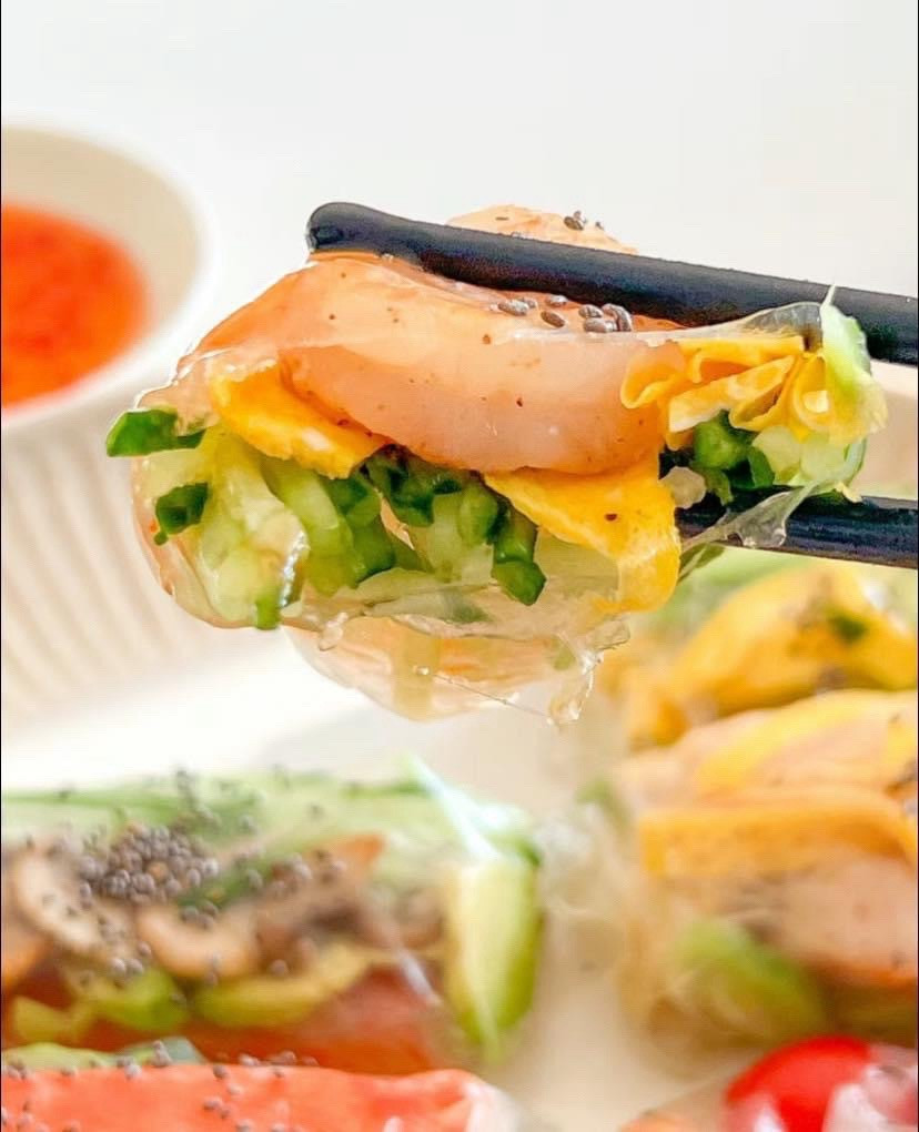 Hướng dẫn làm nem cuốn tôm, que cua và da trứng với bơ, dưa chuột thái lát