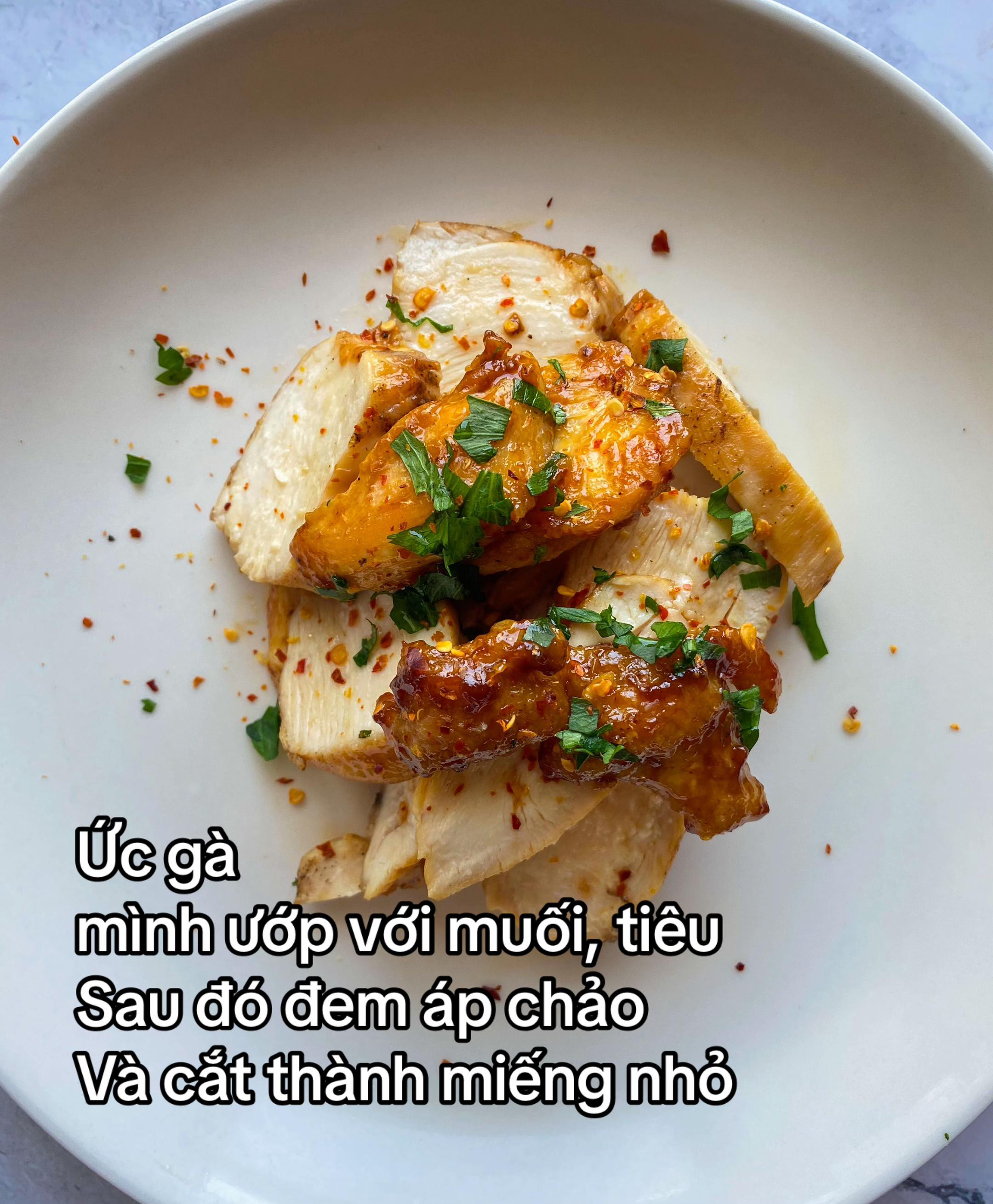 Hướng dẫn làm Salad ức gà healthy cực ngon, dễ làm với nguyên liệu đơn giản và sốt trộn đậm đà