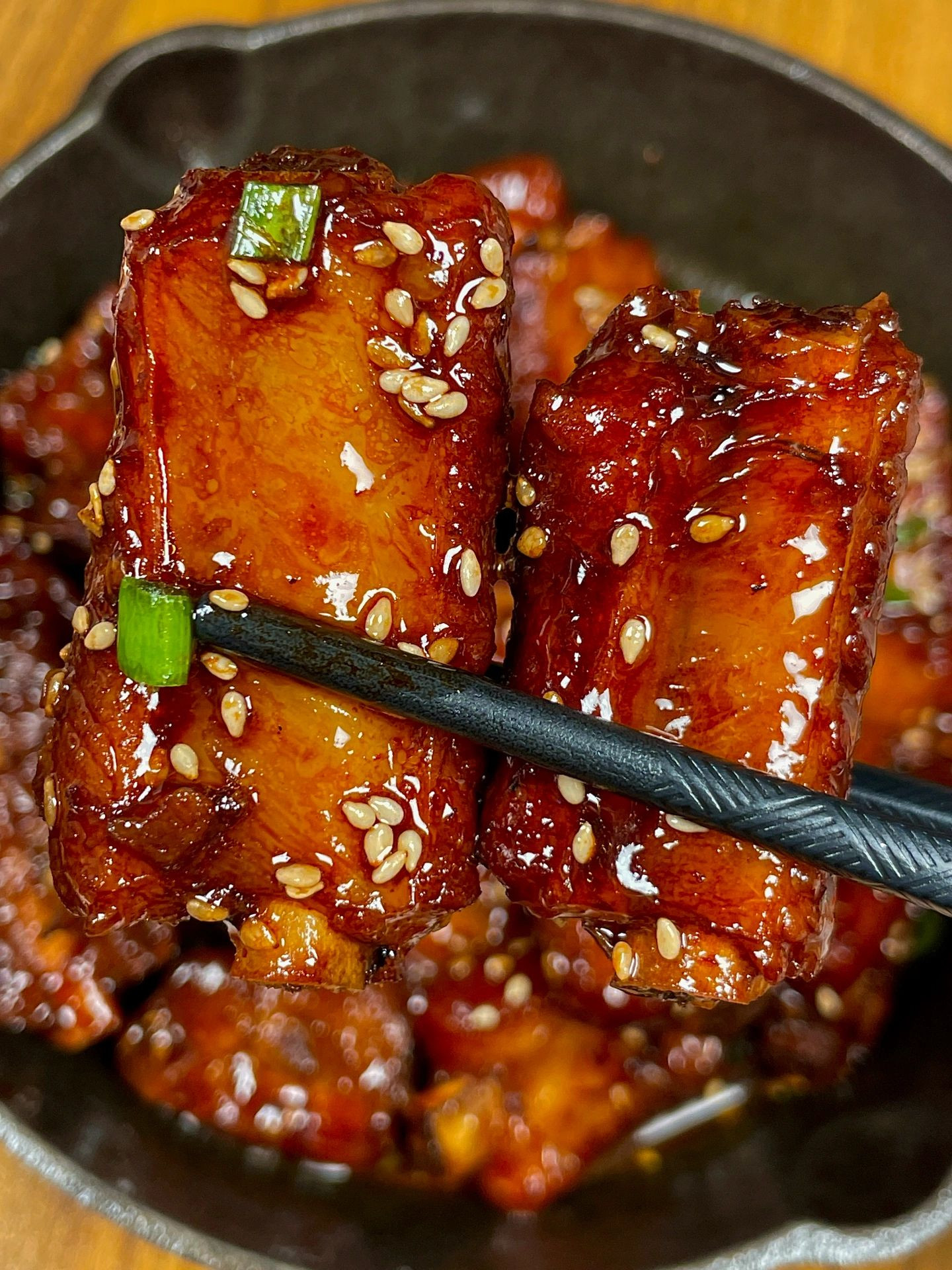 Hướng dẫn làm sườn rim nước tương sốt ngọt, rắc vừng và hành lá