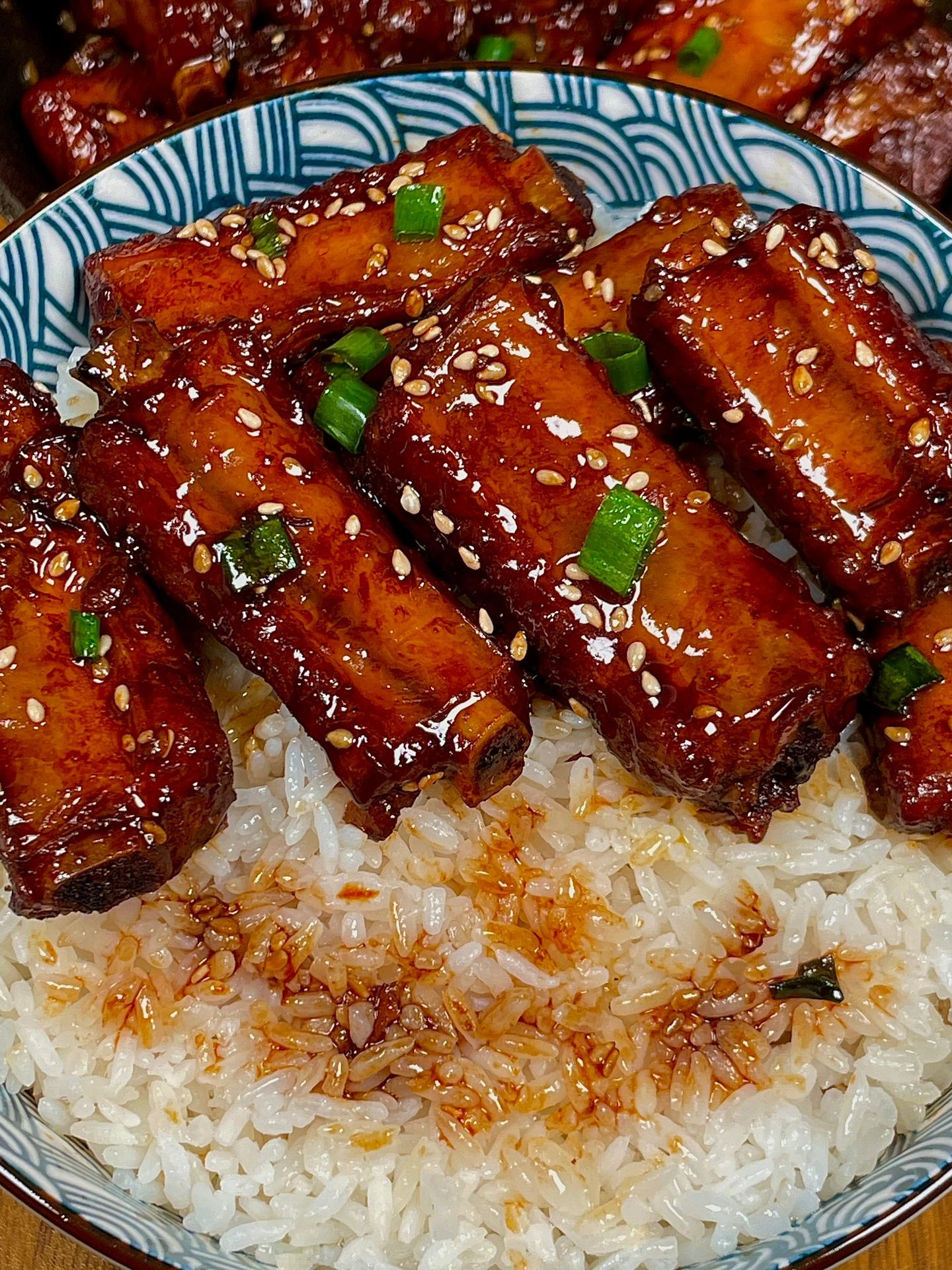 Hướng dẫn làm sườn rim nước tương sốt ngọt, rắc vừng và hành lá