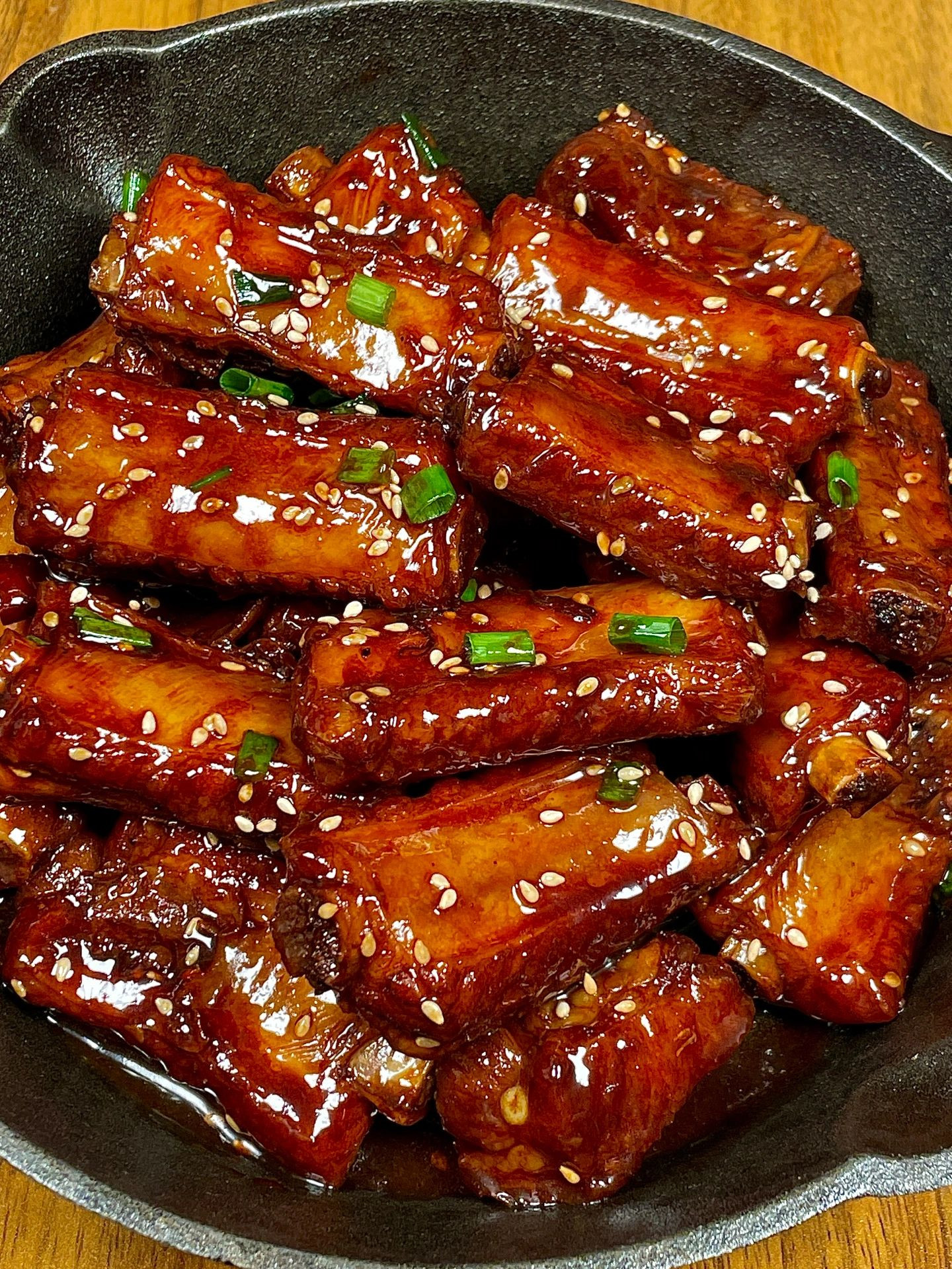 Hướng dẫn làm sườn rim nước tương sốt ngọt, rắc vừng và hành lá