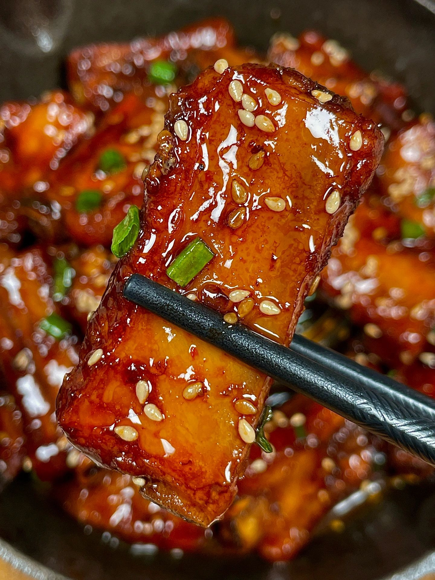 Hướng dẫn làm sườn rim nước tương sốt ngọt, rắc vừng và hành lá