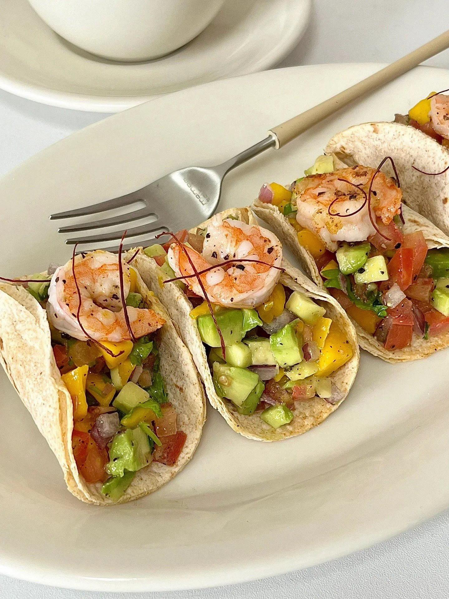 Hướng dẫn làm Taco tôm tươi với sốt salsa trái cây nhiệt đới và bơ béo ngậy