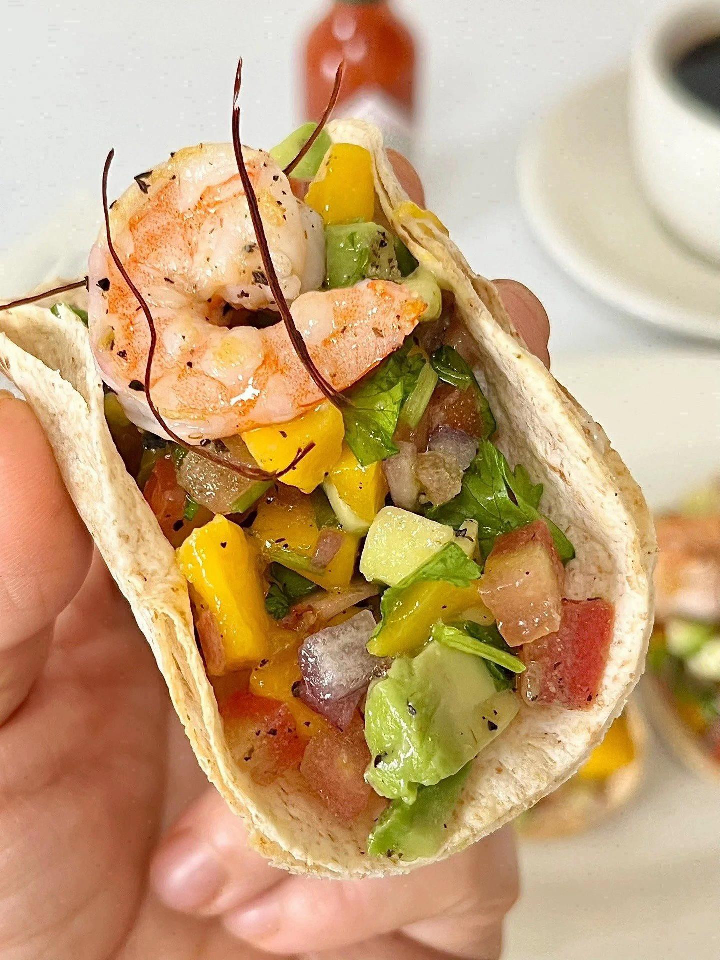 Hướng dẫn làm Taco tôm tươi với sốt salsa trái cây nhiệt đới và bơ béo ngậy