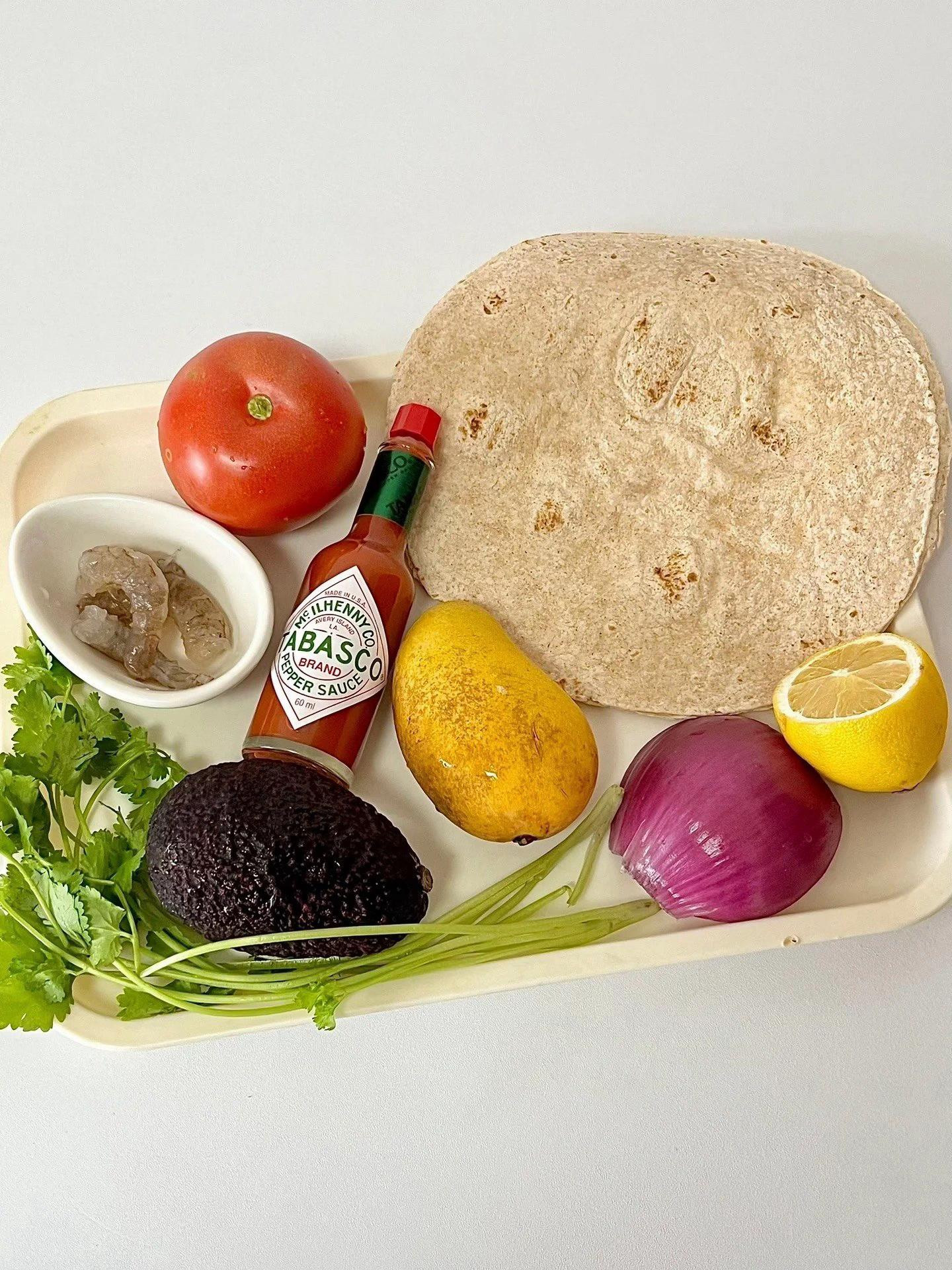 Hướng dẫn làm Taco tôm tươi với sốt salsa trái cây nhiệt đới và bơ béo ngậy