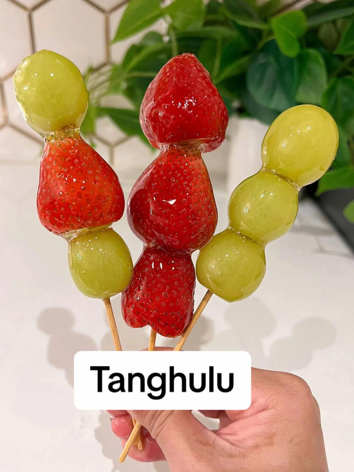 Hướng dẫn làm Tanghulu xiên trái cây giòn ngọt: dâu tây, nho và cam