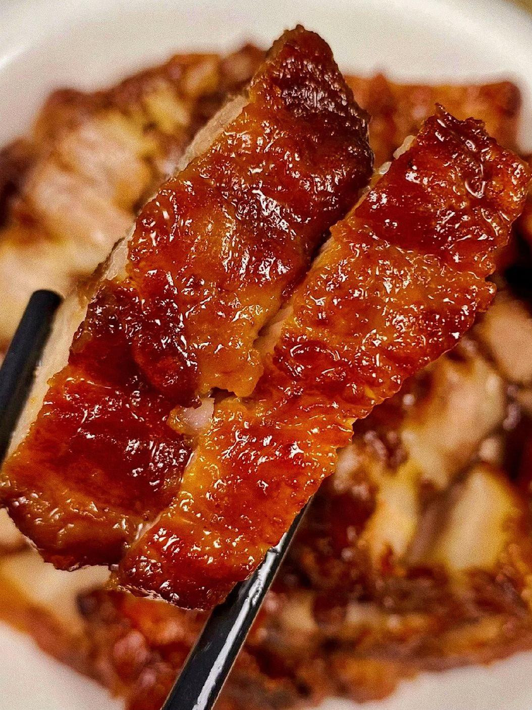 Hướng dẫn làm thịt ba chỉ chiên giòn da, màu nâu đỏ hấp dẫn