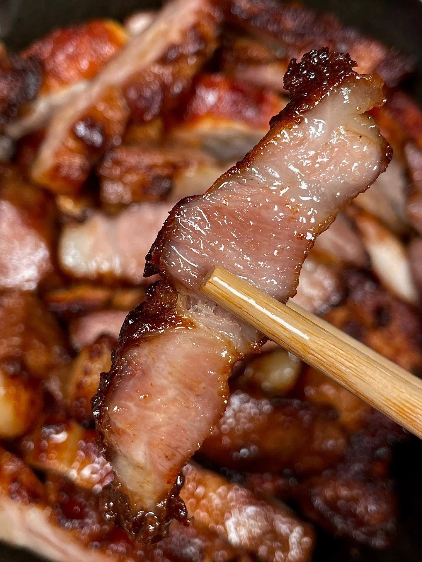 Hướng dẫn làm thịt ba chỉ chiên giòn, sốt đậm đà với nước tương và ngũ vị hương