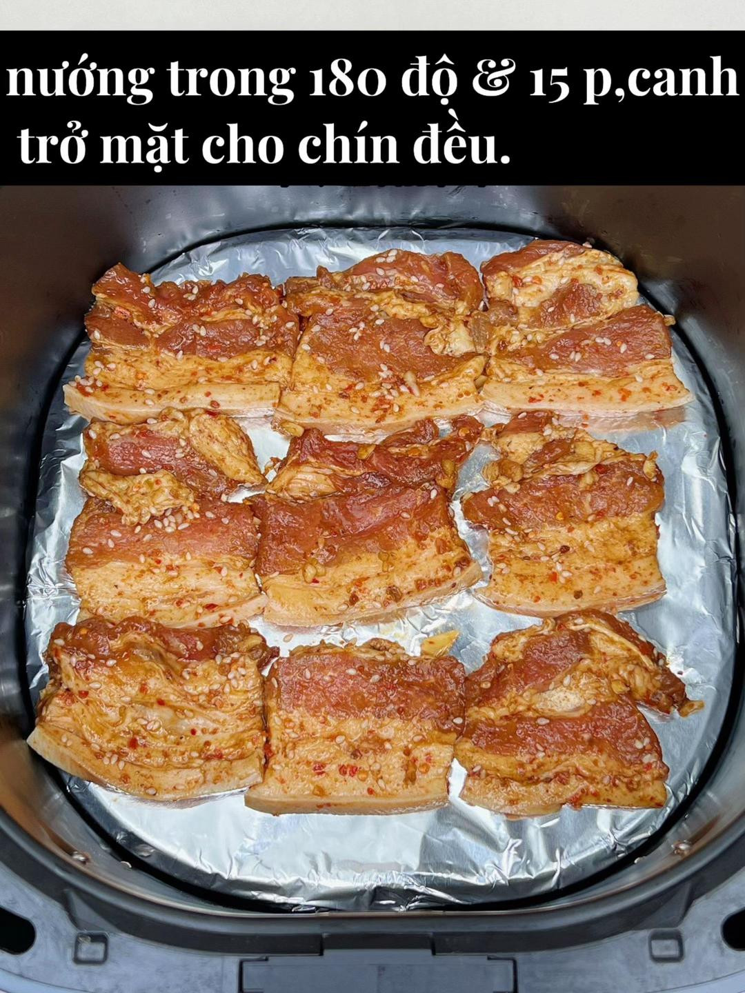 Hướng dẫn làm thịt ba chỉ nướng siêu ngon với nước sốt ướp tỏi ớt, hành tím và mè rang
