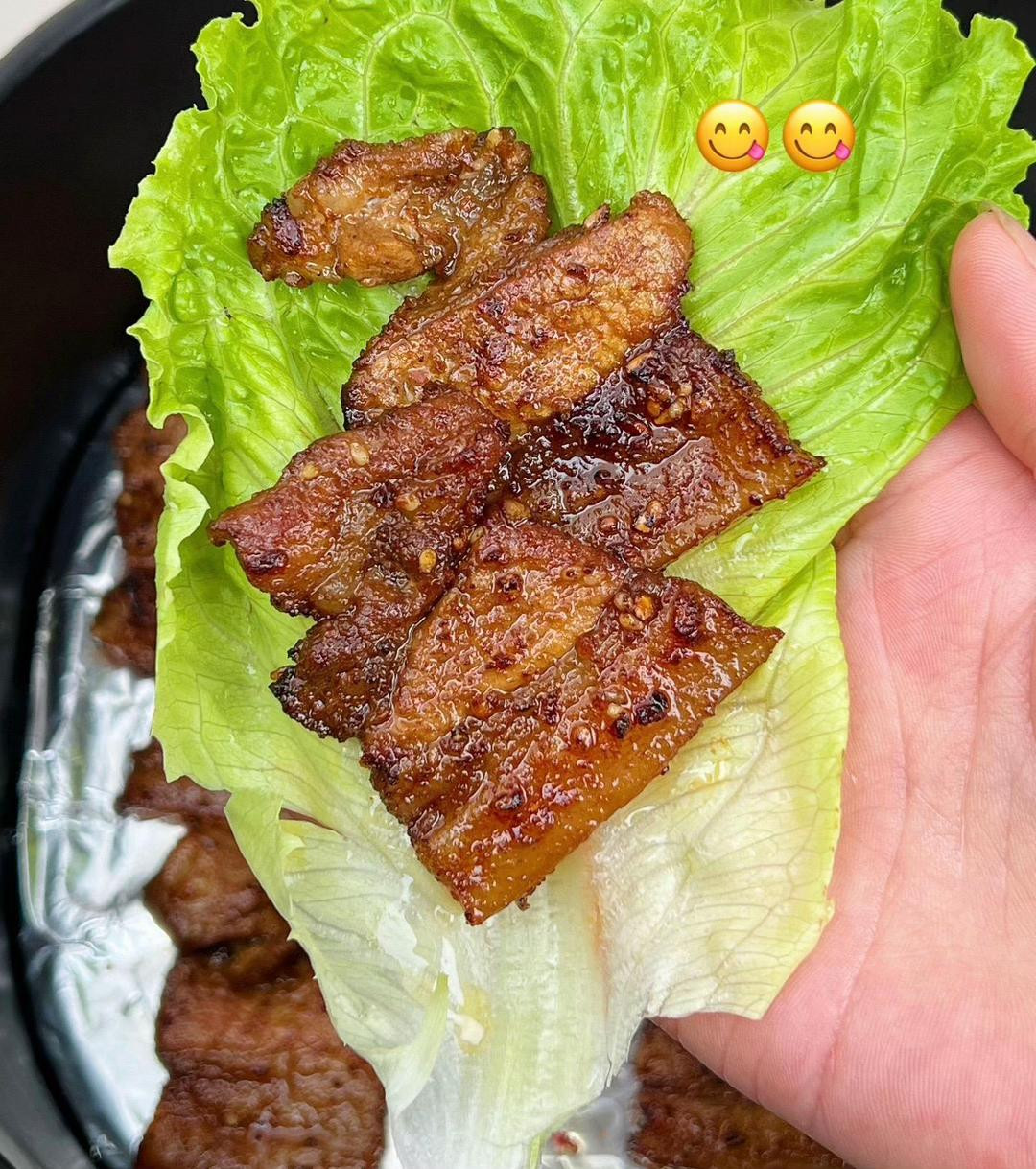 Hướng dẫn làm thịt ba chỉ nướng siêu ngon với nước sốt ướp tỏi ớt, hành tím và mè rang