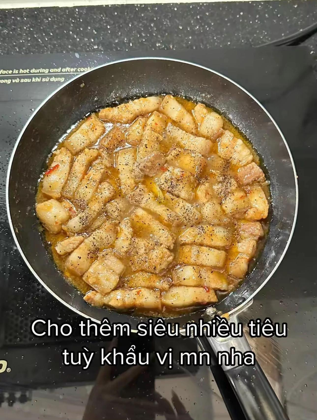 Hướng dẫn làm thịt ba chỉ rim nước mắm, tương ớt và tiêu