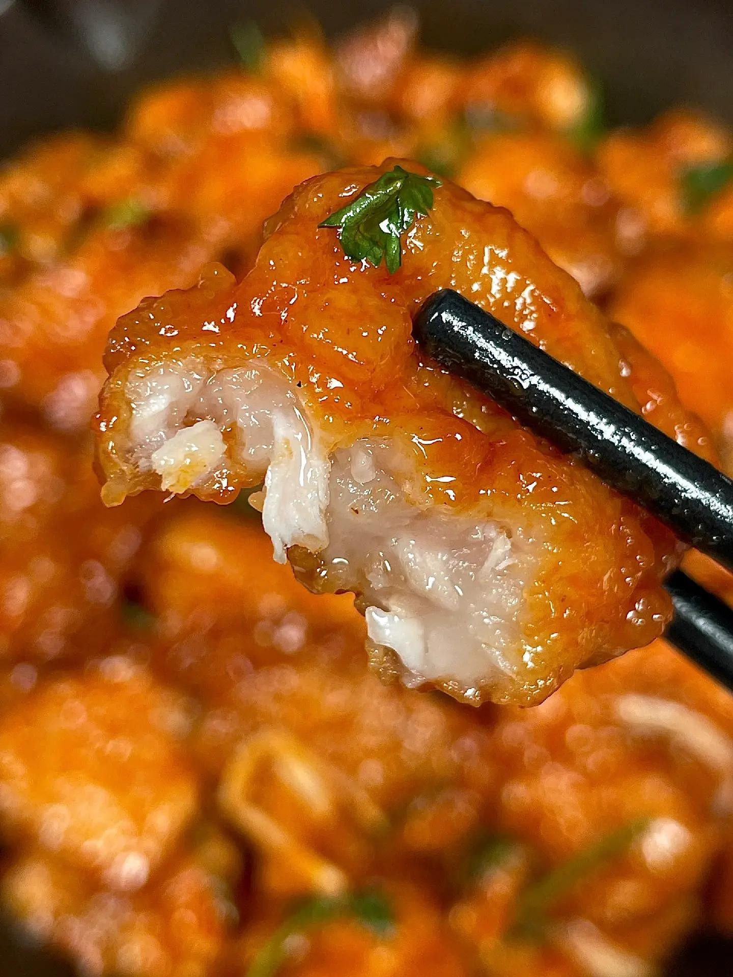 Hướng dẫn làm thịt thăn sốt chua ngọt giòn rụm, công thức chi tiết từng bước từ ướp thịt đến tẩm bột và chiên