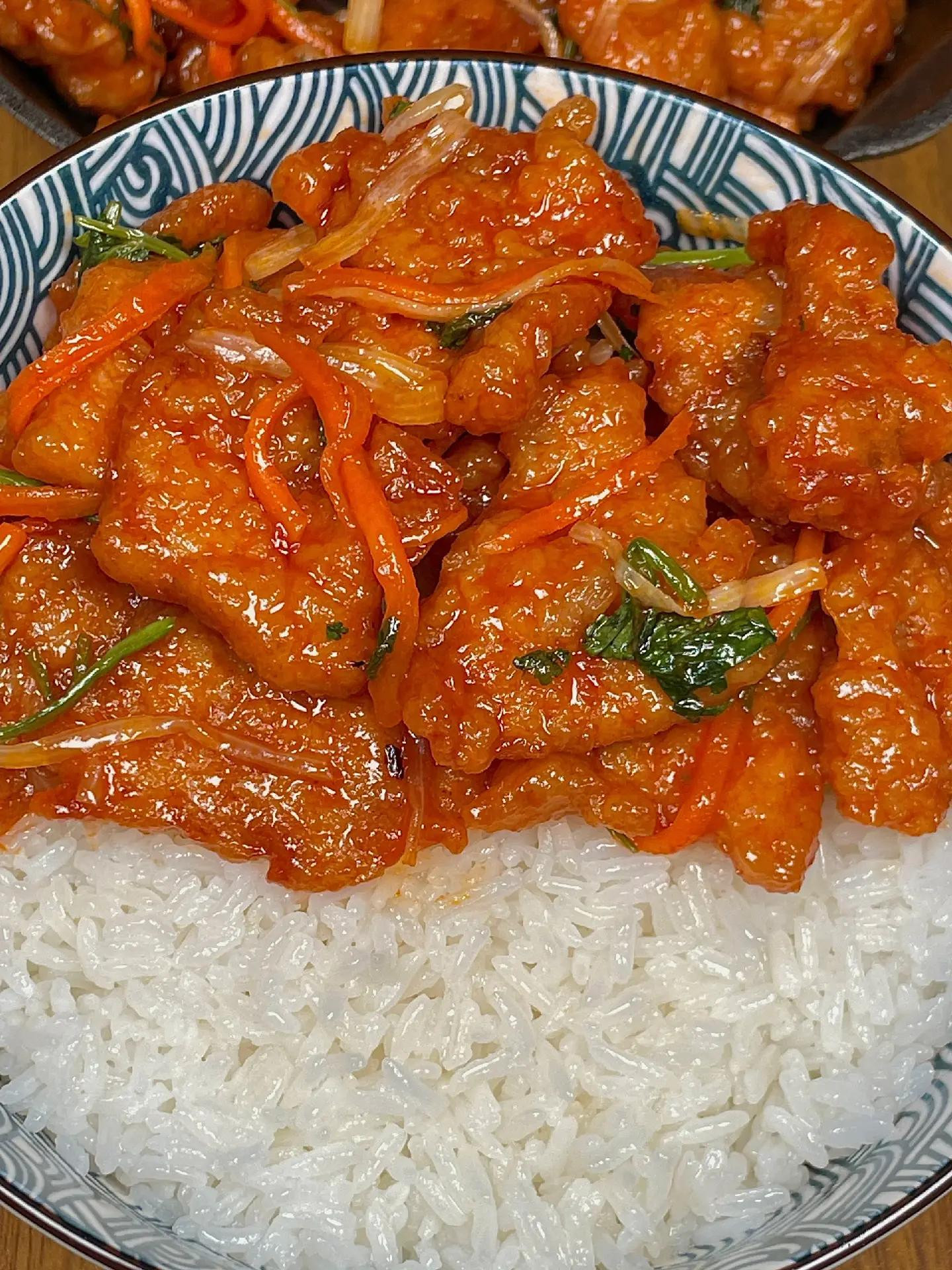 Hướng dẫn làm thịt thăn sốt chua ngọt giòn rụm, công thức chi tiết từng bước từ ướp thịt đến tẩm bột và chiên