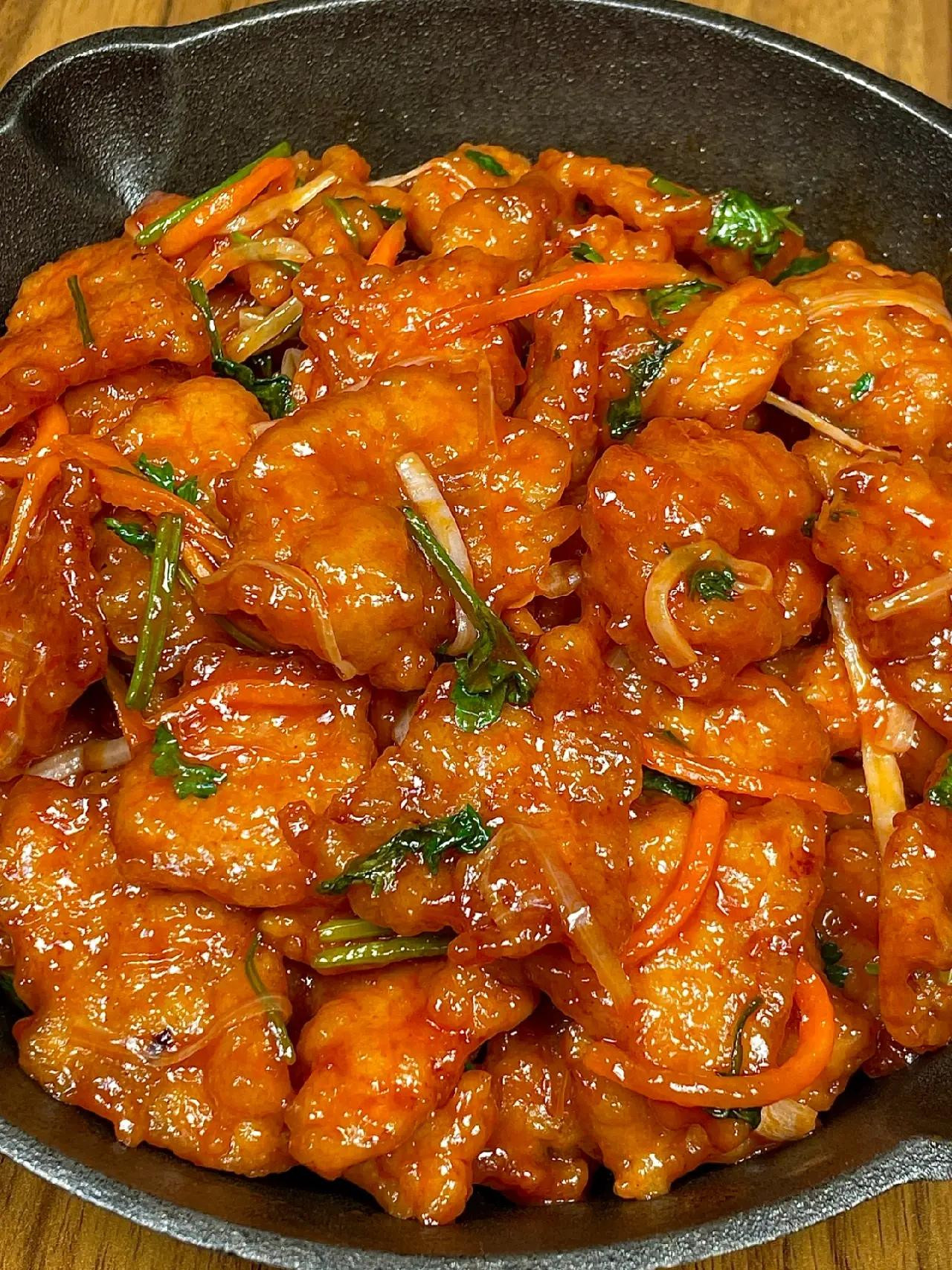 Hướng dẫn làm thịt thăn sốt chua ngọt giòn rụm, công thức chi tiết từng bước từ ướp thịt đến tẩm bột và chiên