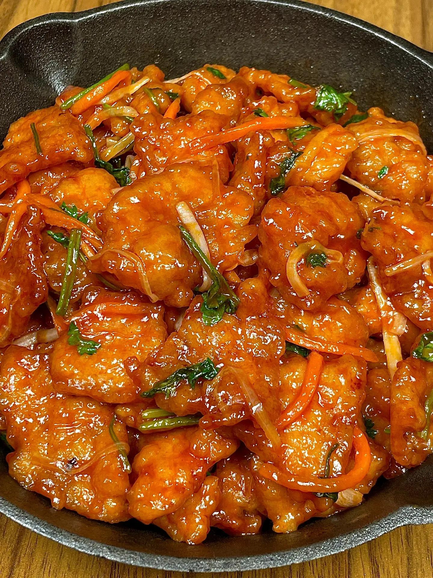 Hướng dẫn làm thịt thăn sốt chua ngọt giòn rụm, công thức chi tiết từng bước từ ướp thịt đến tẩm bột và chiên