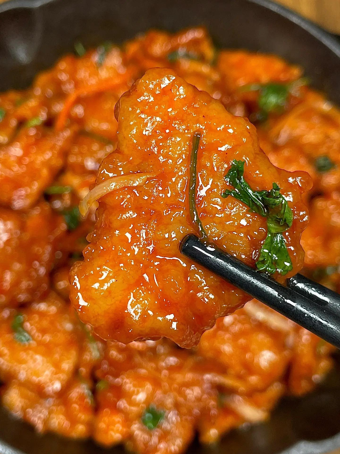 Hướng dẫn làm thịt thăn sốt chua ngọt giòn rụm, công thức chi tiết từng bước từ ướp thịt đến tẩm bột và chiên