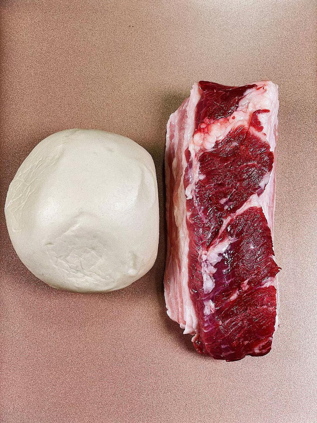 Hướng dẫn làm thịt viên chiên giòn kết hợp bánh hấp, nhân thịt băm đậm đà với trứng và ngũ vị hương