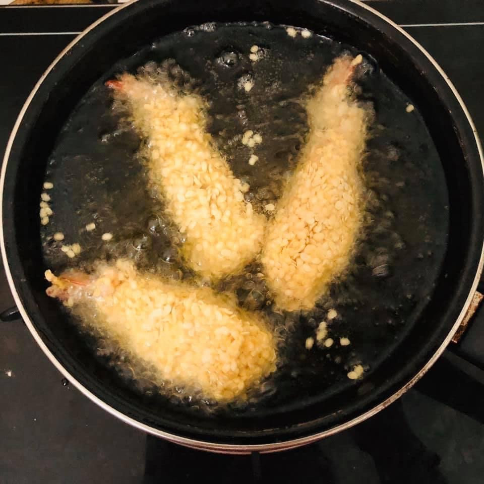 Hướng dẫn làm tôm bọc chả cá tươi chiên xù trân châu giòn rụm