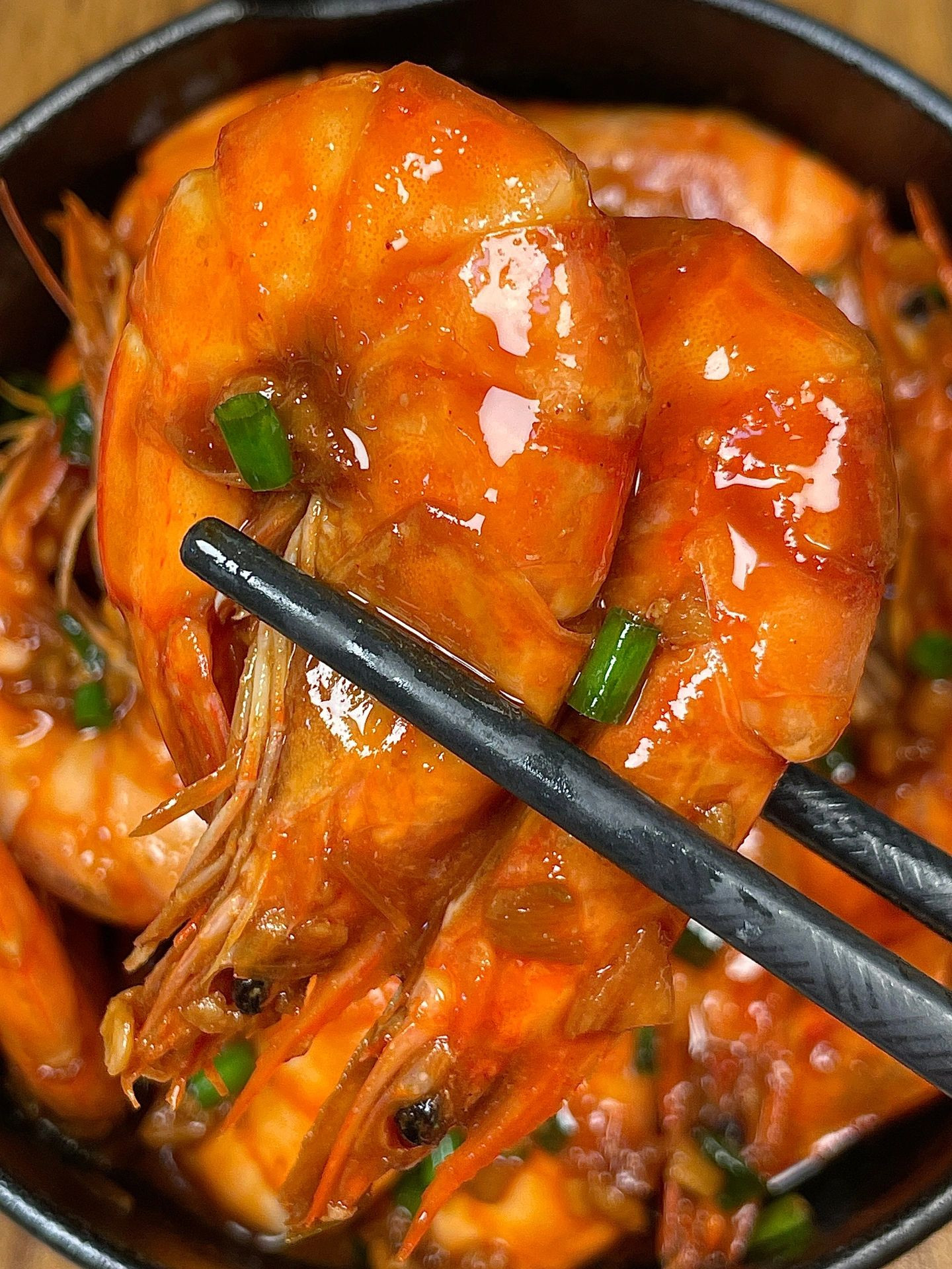 Hướng dẫn làm tôm xào sốt cà chua tỏi ớt ngon tuyệt, màu đỏ hấp dẫn