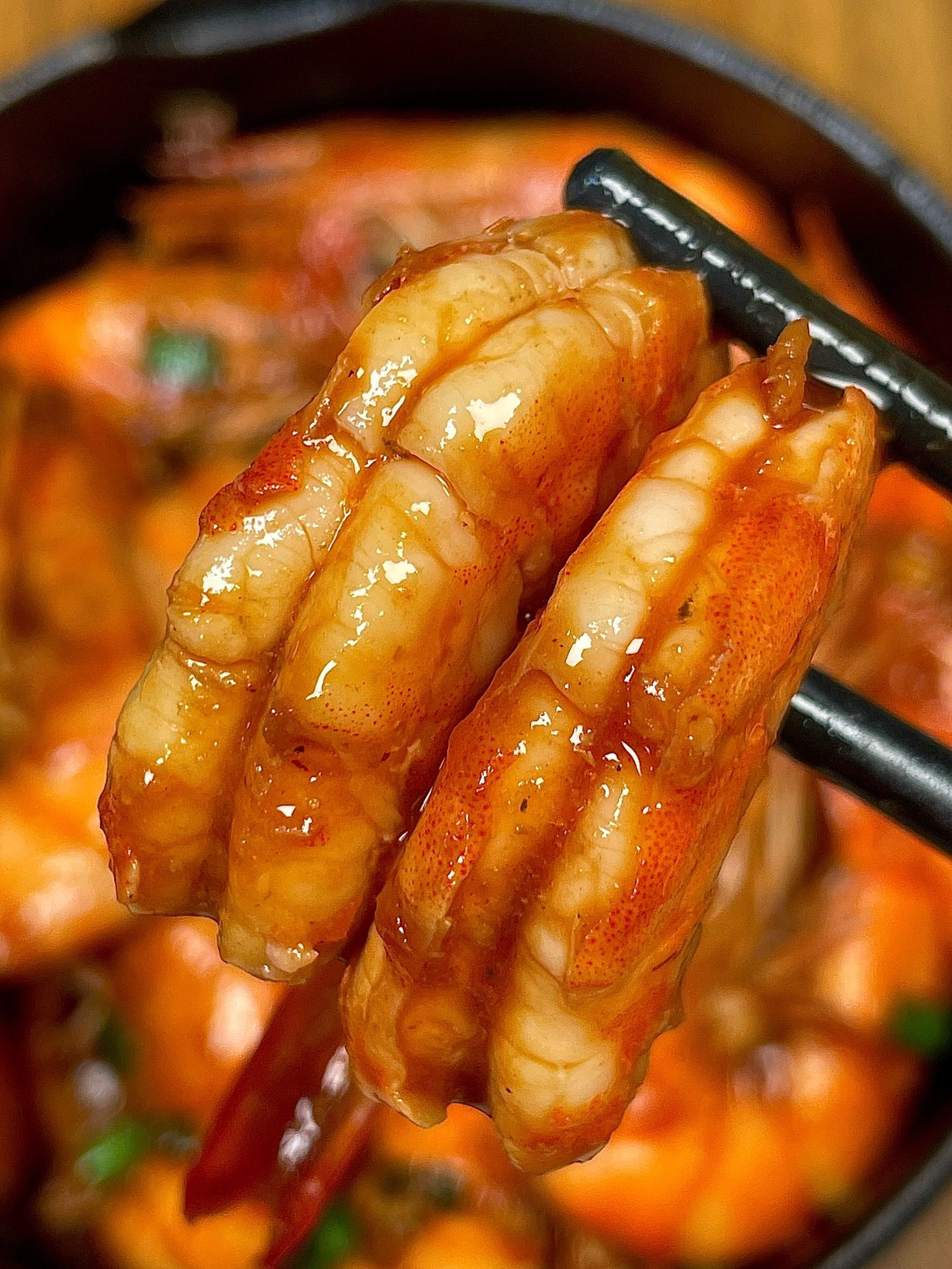 Hướng dẫn làm tôm xào sốt cà chua tỏi ớt ngon tuyệt, màu đỏ hấp dẫn