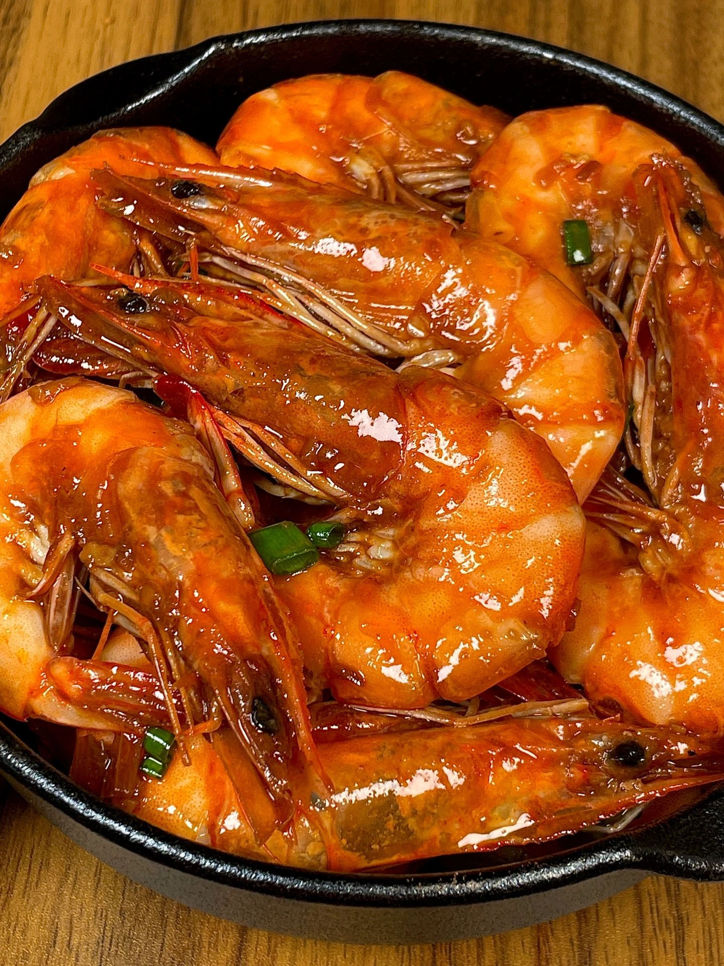 Hướng dẫn làm tôm xào sốt cà chua tỏi ớt ngon tuyệt, màu đỏ hấp dẫn