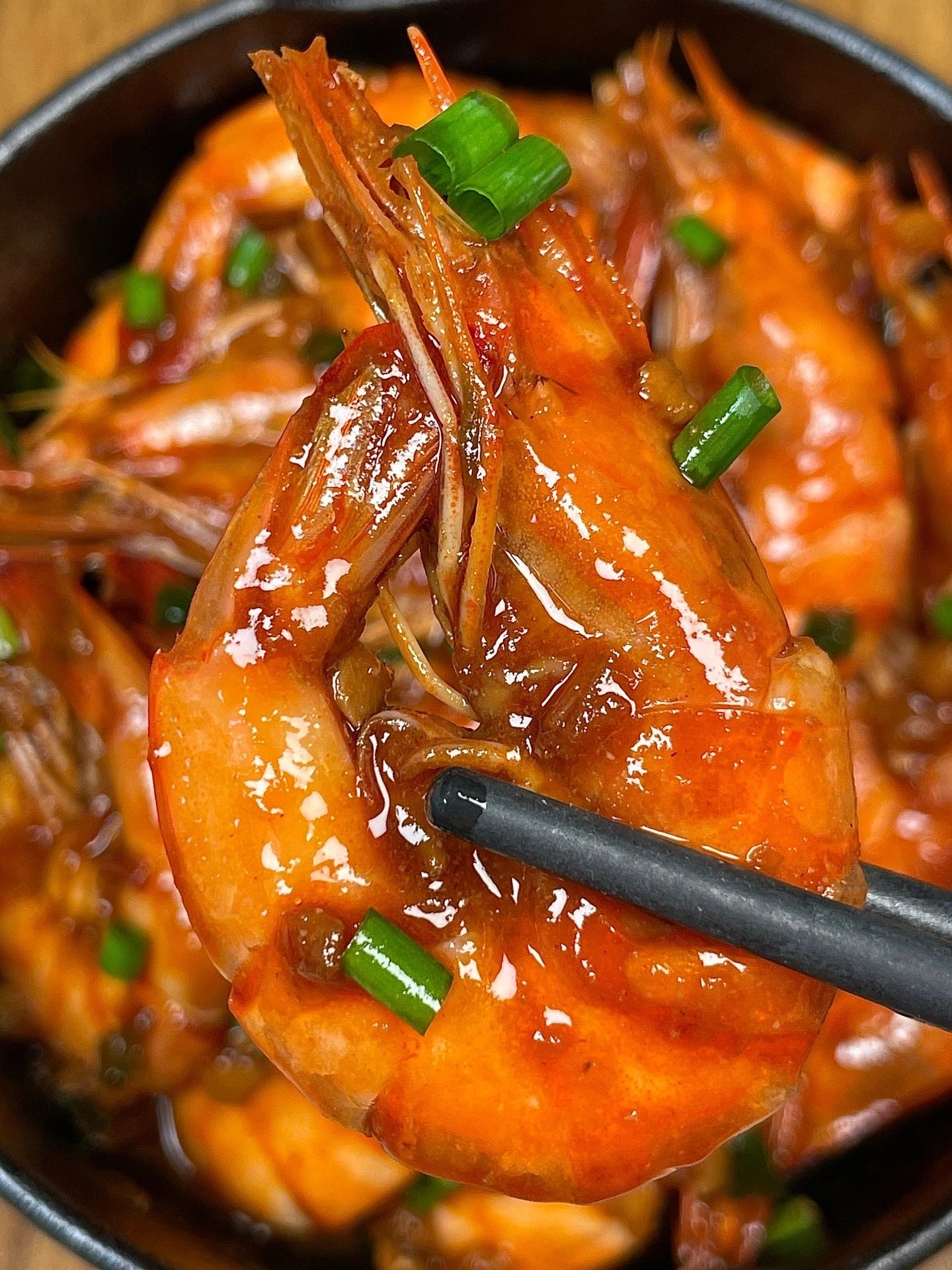 Hướng dẫn làm tôm xào sốt cà chua tỏi ớt ngon tuyệt, màu đỏ hấp dẫn