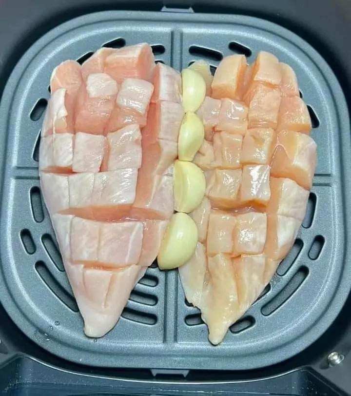 Hướng dẫn làm ức gà nướng tỏi mật ong giòn rụm bằng nồi chiên không dầu
