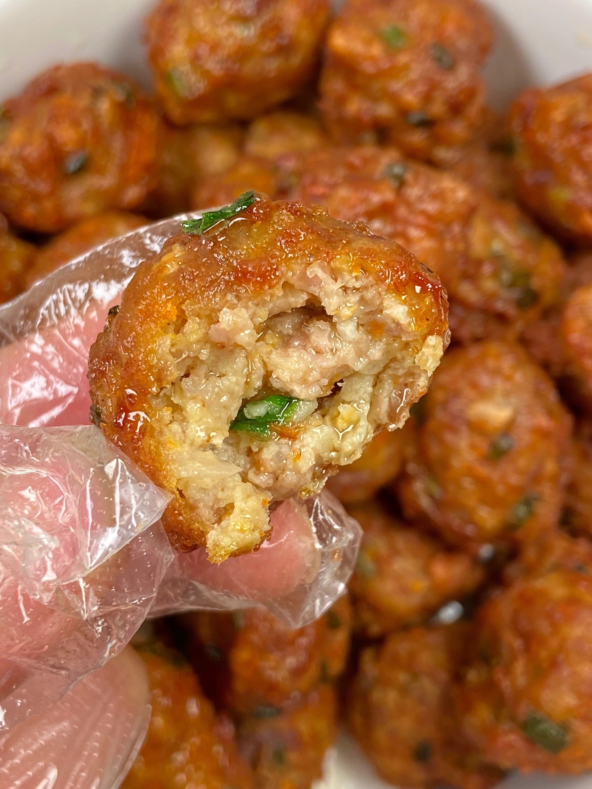 Hướng dẫn làm viên thịt chiên giòn với củ sen và cà rốt, cách nấu ngon giòn rụm