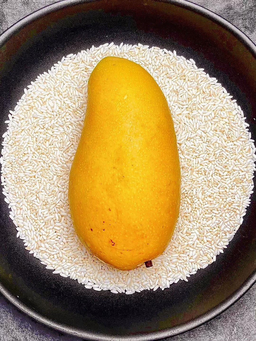 Hướng dẫn làm xôi xoài lộn ngược với nước cốt dừa béo ngậy