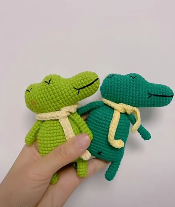 Hướng dẫn móc búp bê cá sấu màu xanh lá và xanh ngọc
