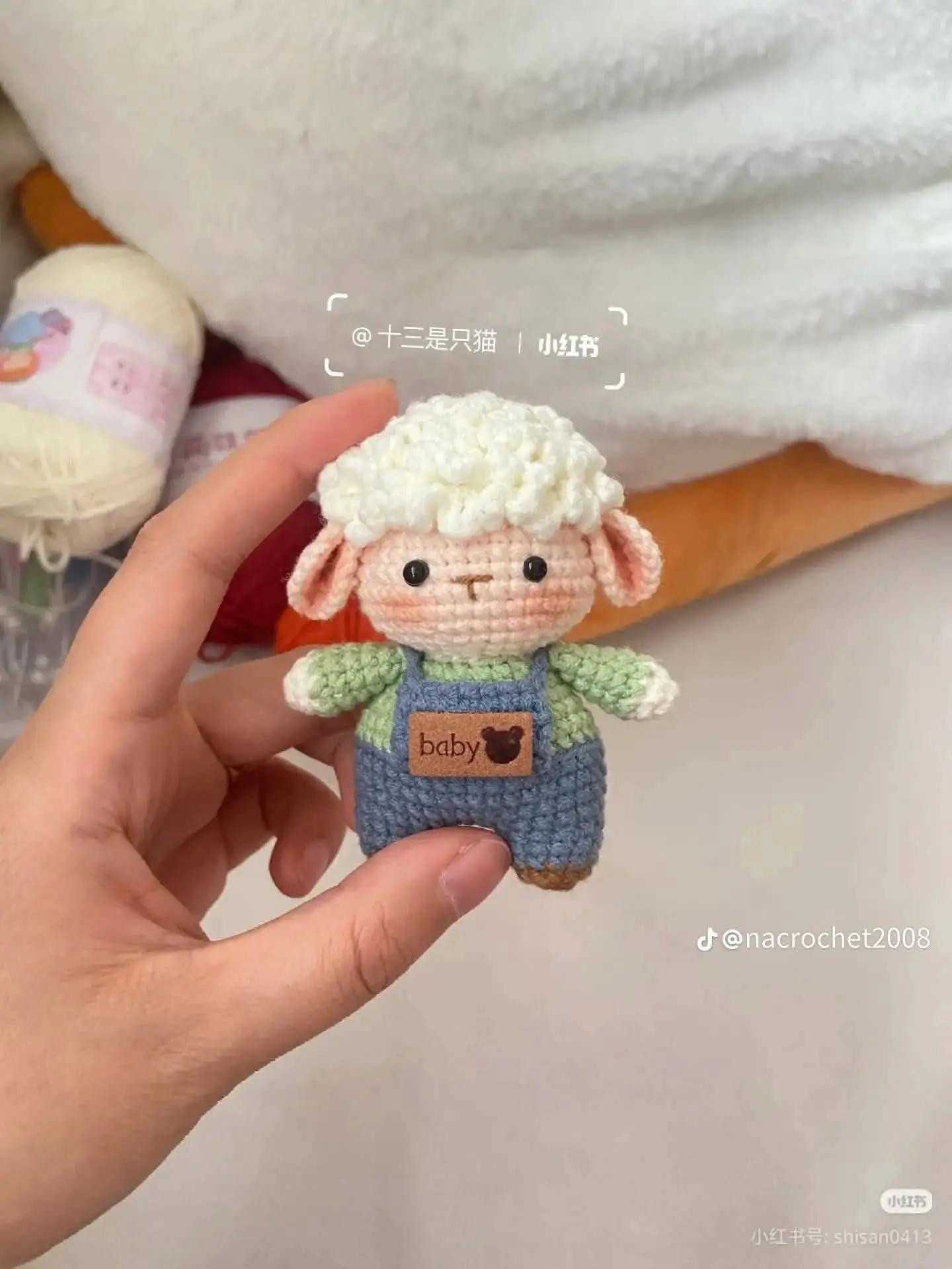 Hướng dẫn móc búp bê cừu mặc áo yếm dễ thương