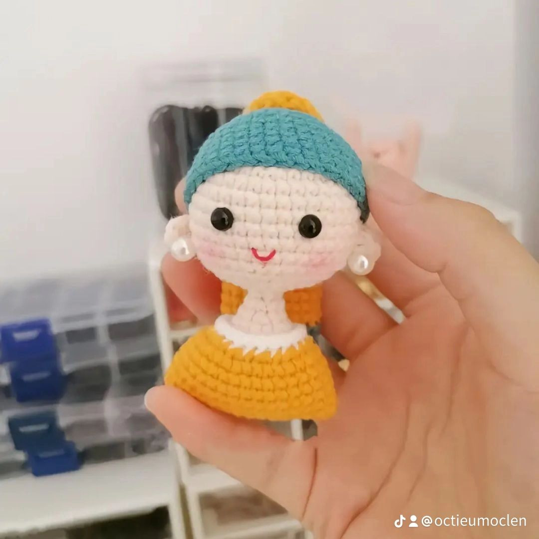 Hướng dẫn móc búp bê em bé mặc váy cam, đội mũ ngọc lục bảo