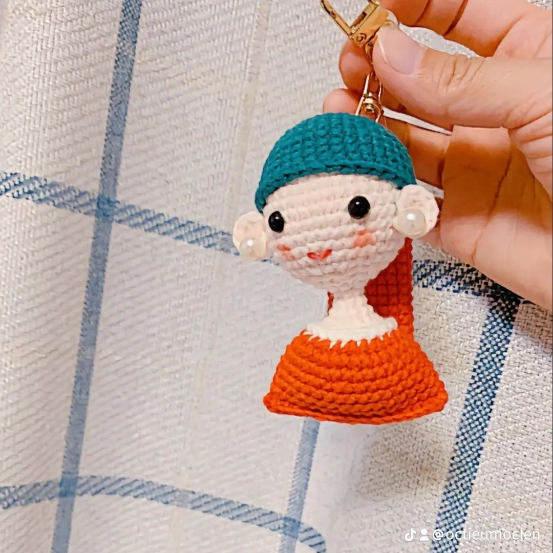 Hướng dẫn móc búp bê em bé mặc váy cam, đội mũ ngọc lục bảo