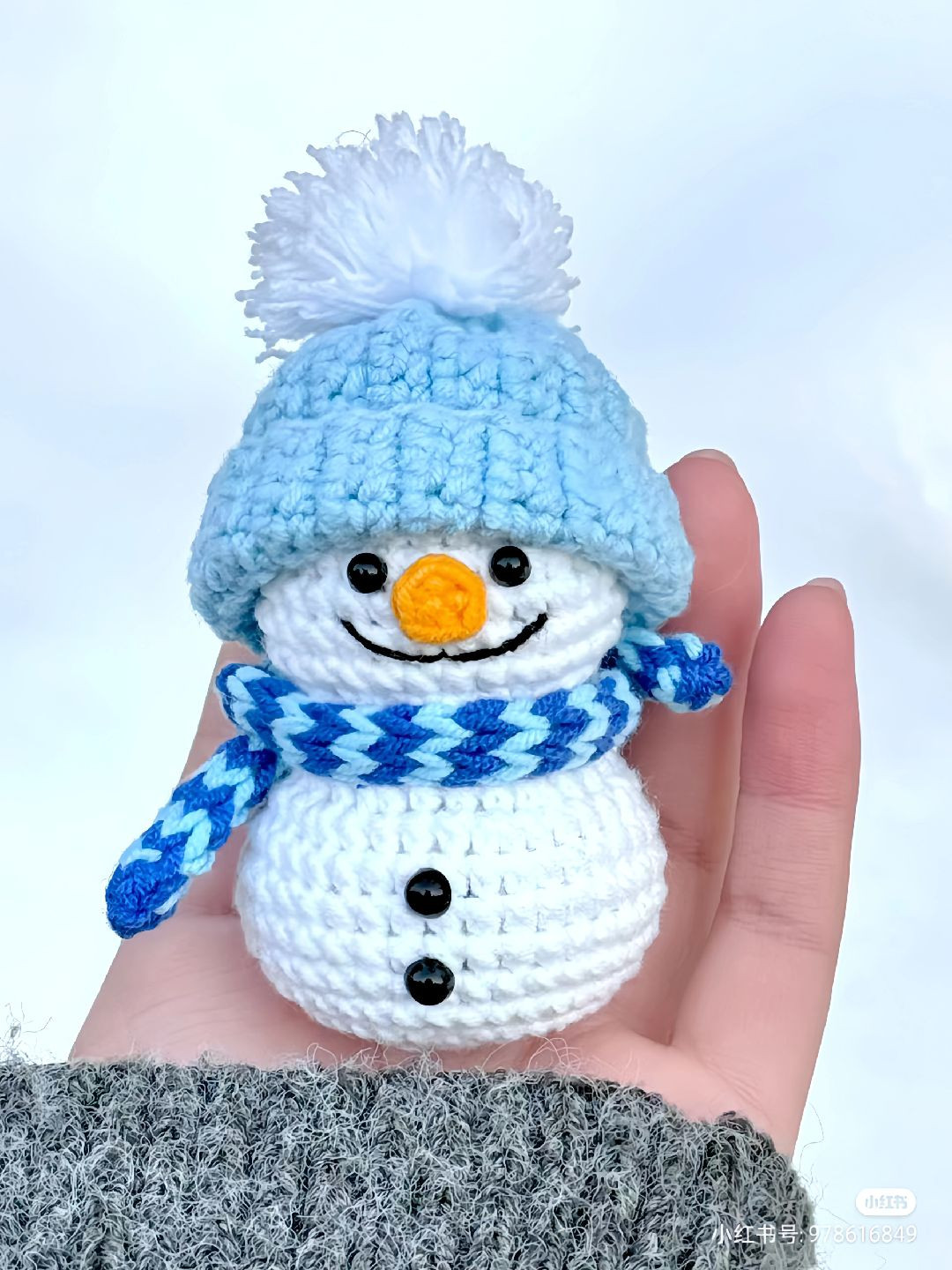 Hướng dẫn móc búp bê ông tuyết mùa đông với mũ len xanh và khăn quàng