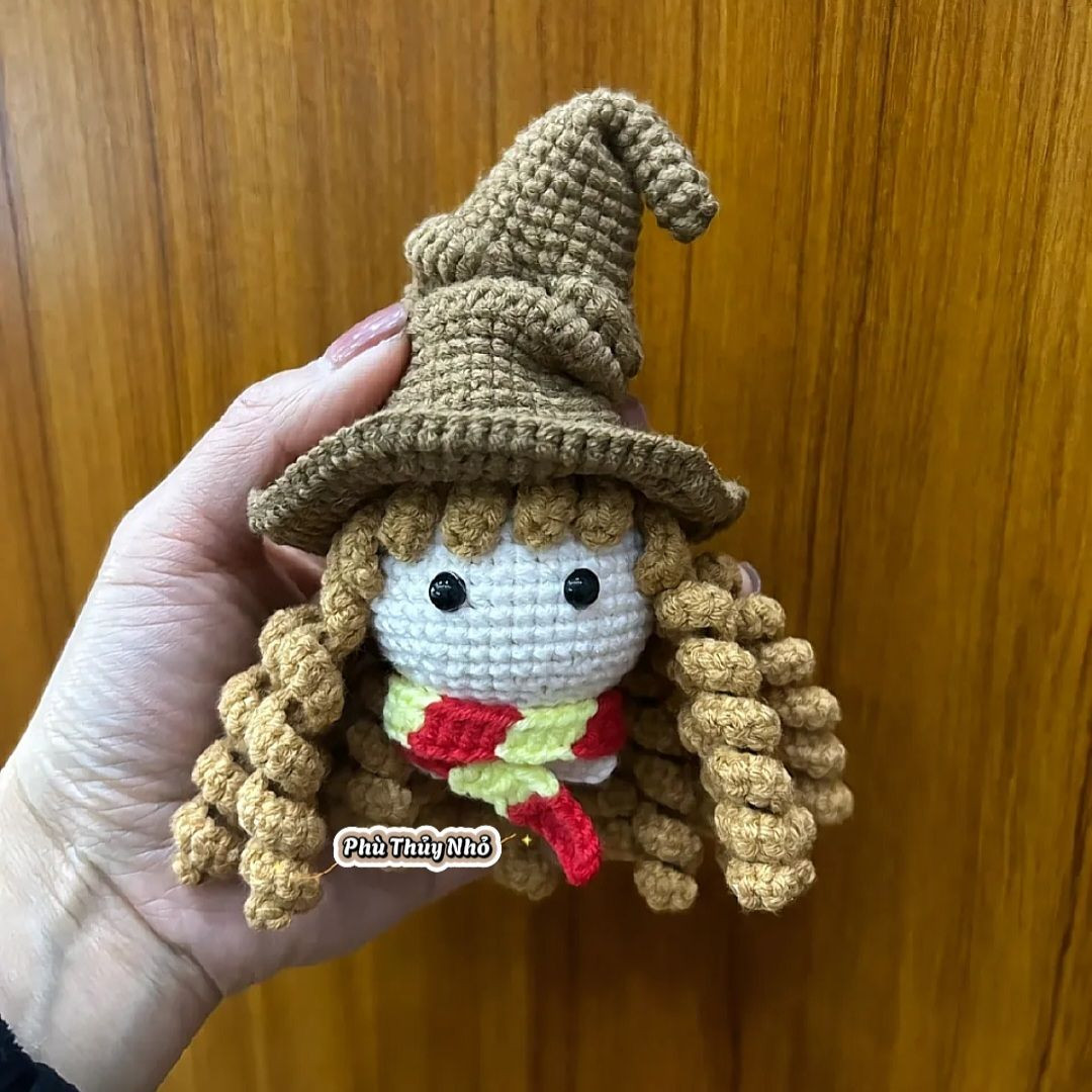 Hướng dẫn móc búp bê phù thủy tóc xoăn mũ cao