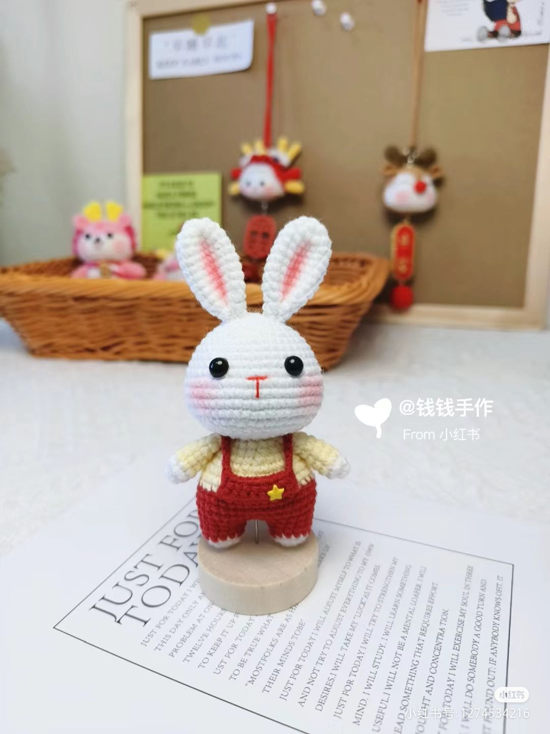 Hướng dẫn móc búp bê thỏ mặc quần đỏ