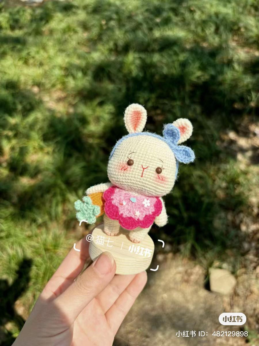 Hướng dẫn móc búp bê thỏ mặc váy hồng cầm cà rốt