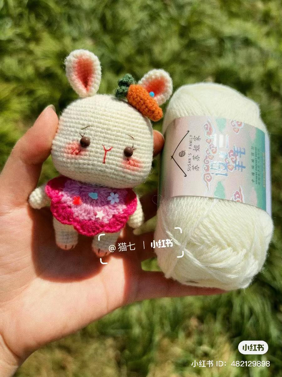 Hướng dẫn móc búp bê thỏ mặc váy hồng cầm cà rốt