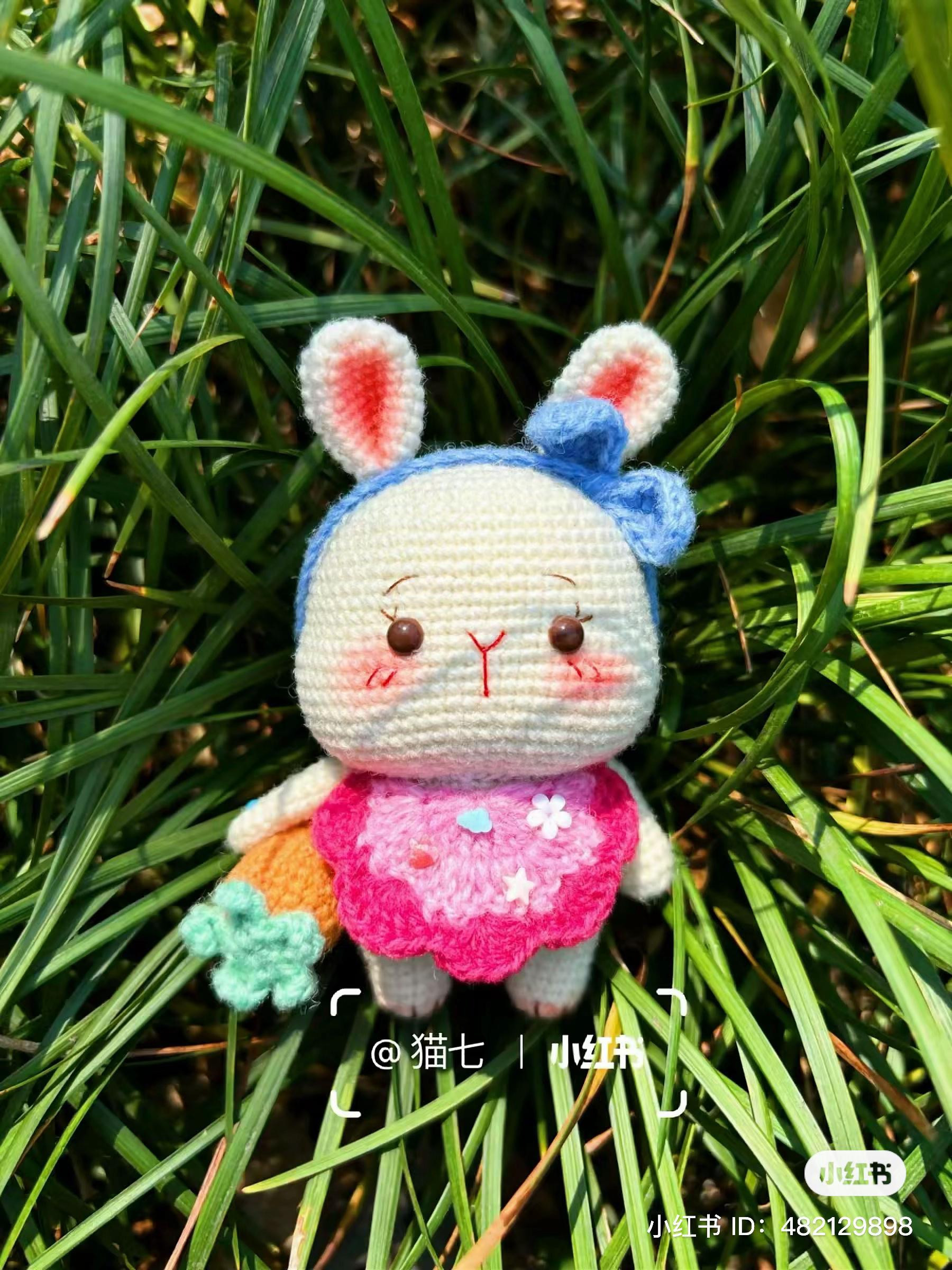 Hướng dẫn móc búp bê thỏ mặc váy hồng cầm cà rốt