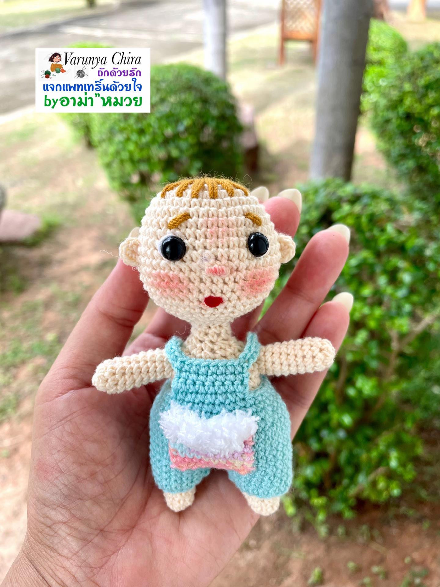 Hướng dẫn móc búp bê trẻ em mặc quần yếm xanh