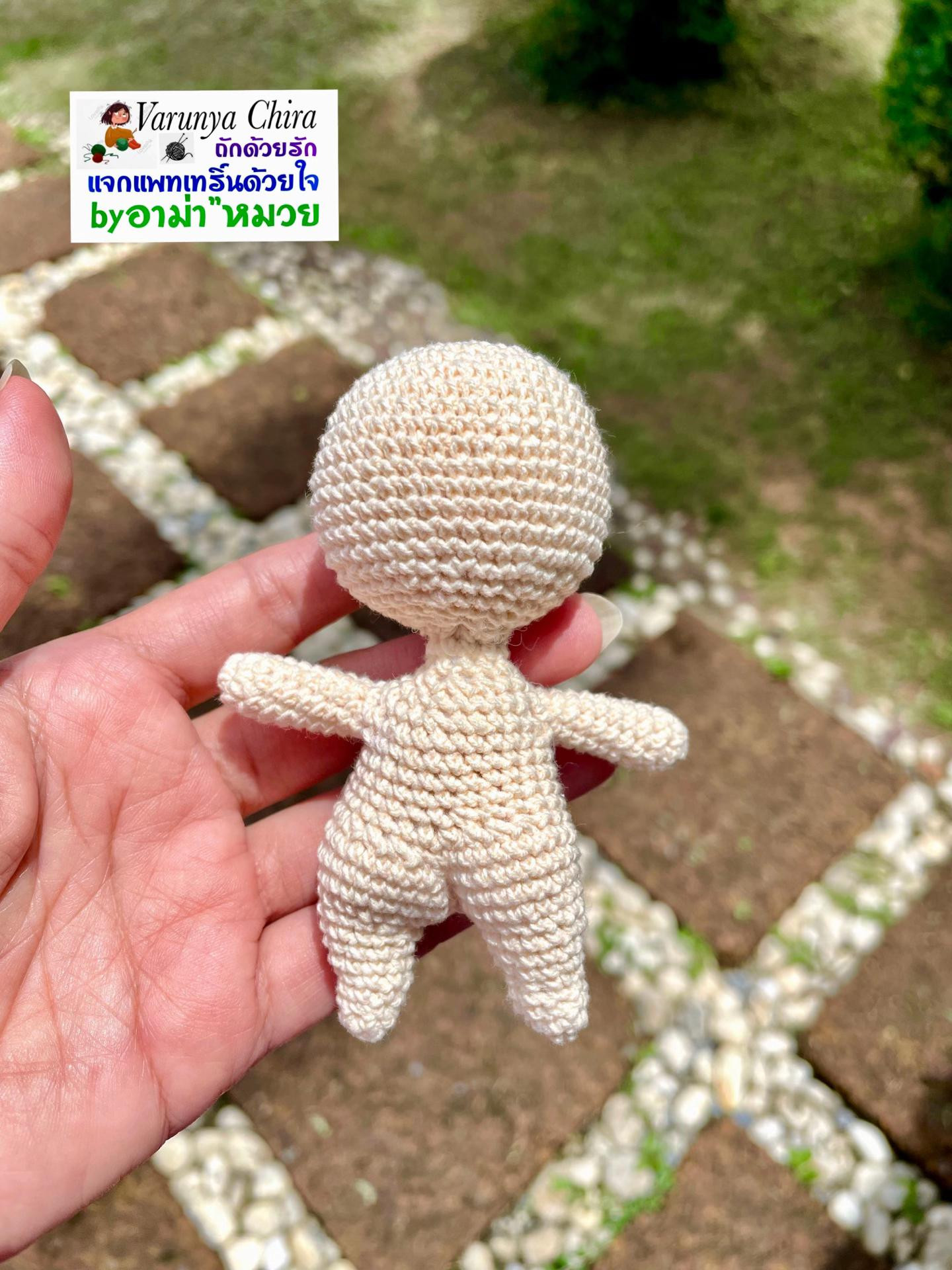 Hướng dẫn móc búp bê trẻ em mặc quần yếm xanh