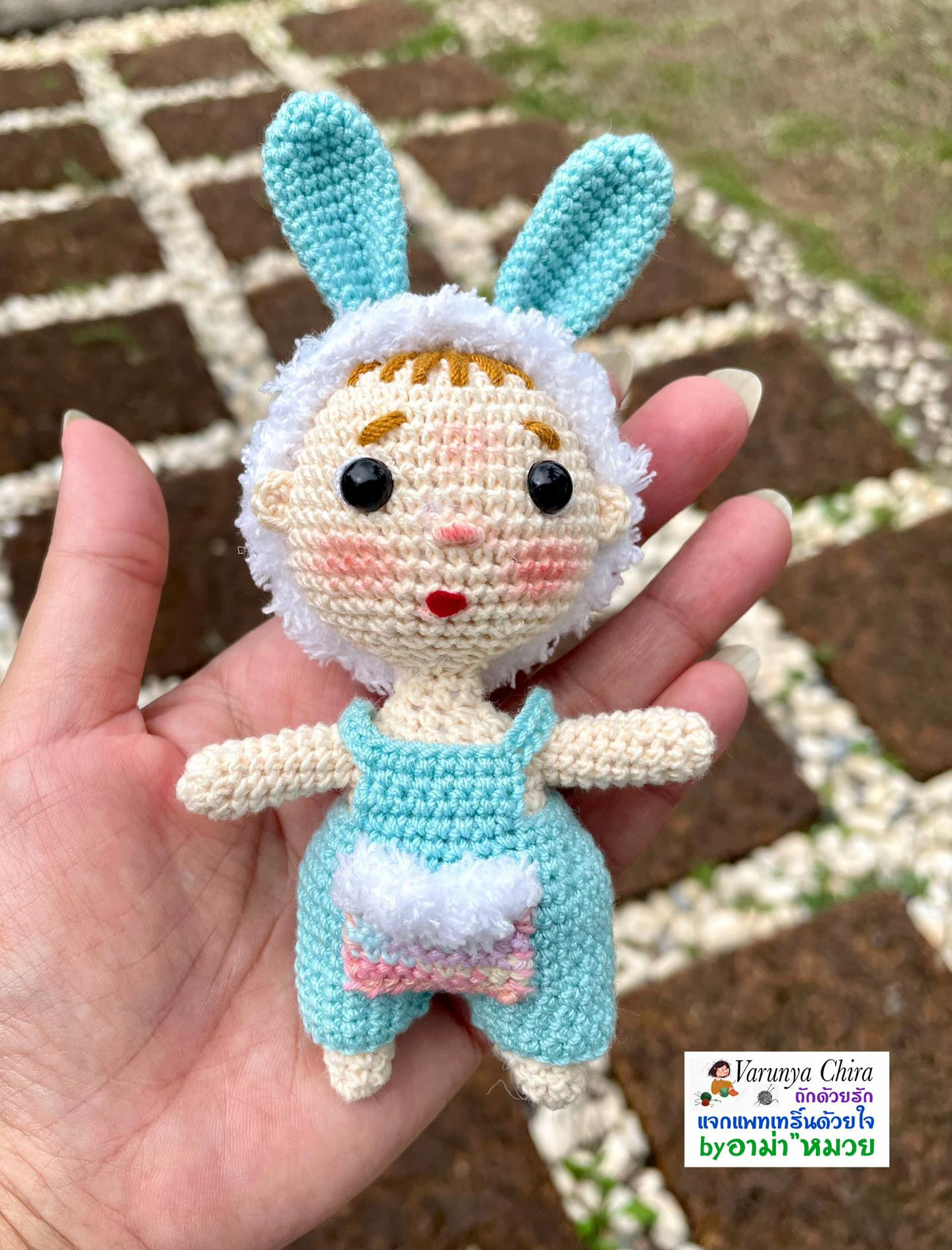 Hướng dẫn móc búp bê trẻ em mặc quần yếm xanh