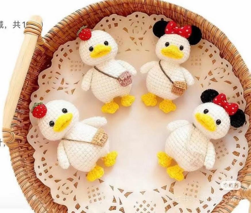 Hướng dẫn móc búp bê vịt con đeo túi phiên bản Mickey và dâu tây